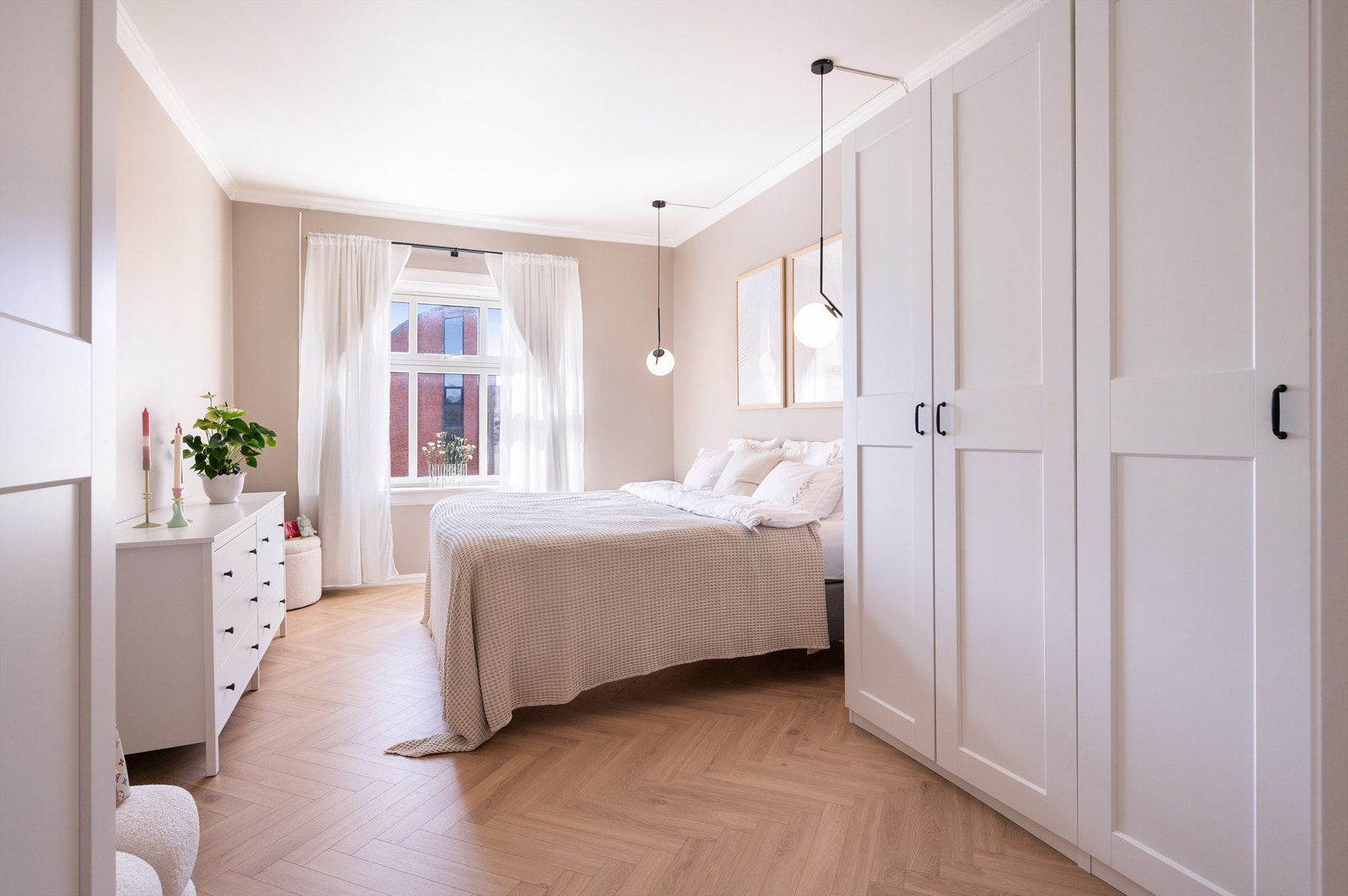 Hovedsoverommet er romslig og kan fint møbleres med både dobbeltseng og tilhørende nattbord. Galleribilde