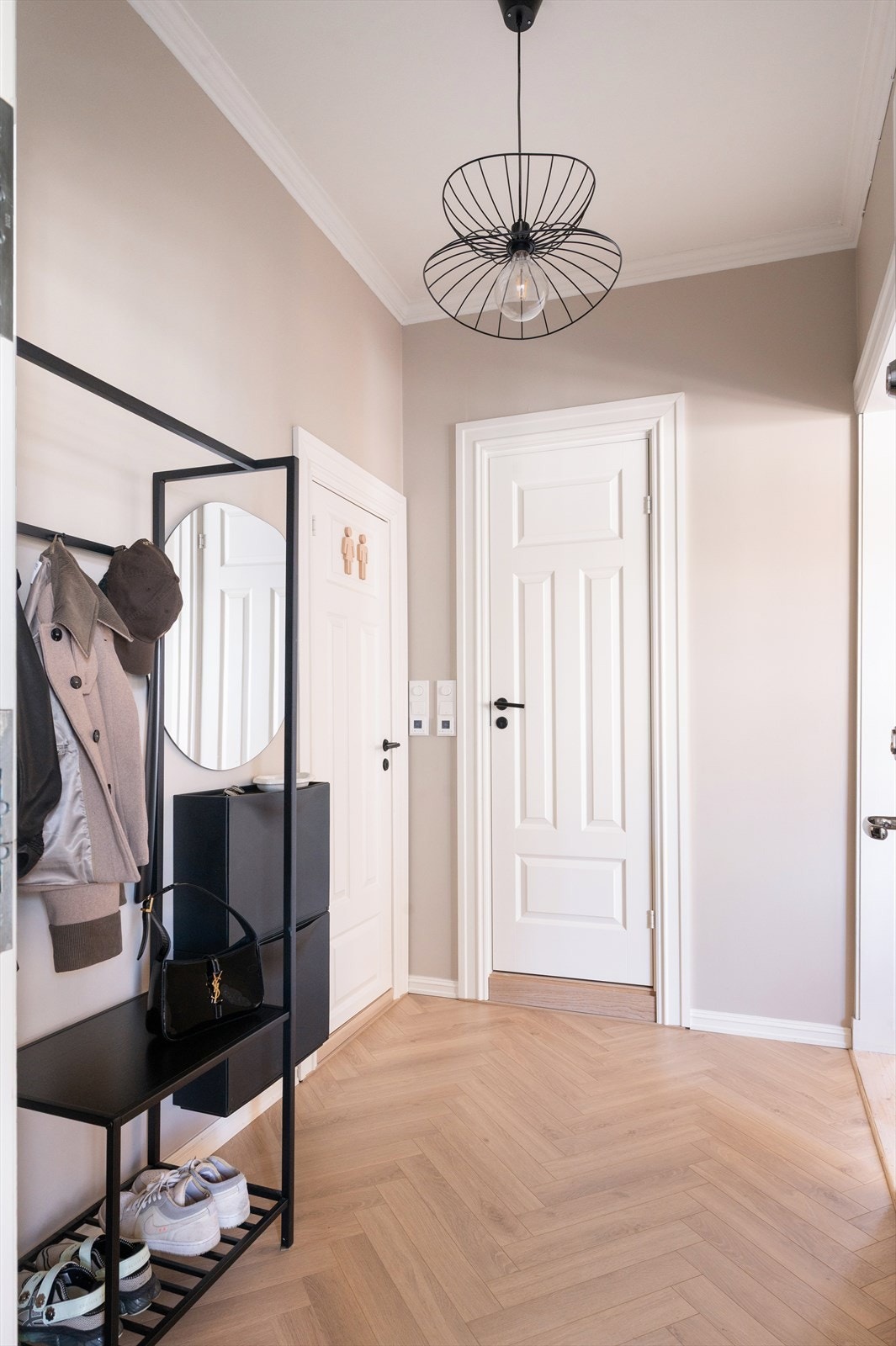 Entréen knytter boligens rom fint og sømløst sammen. Galleribilde