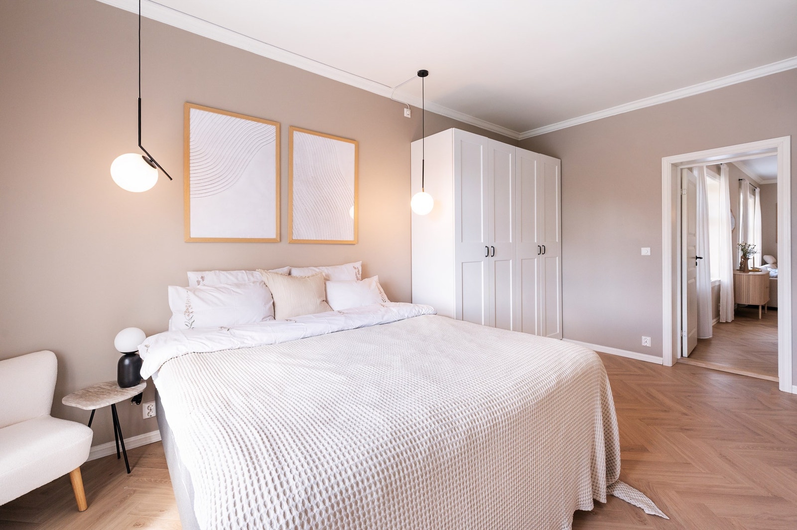 Det er god oppbevaringsplass i et romslig garderobeskap. Galleribilde