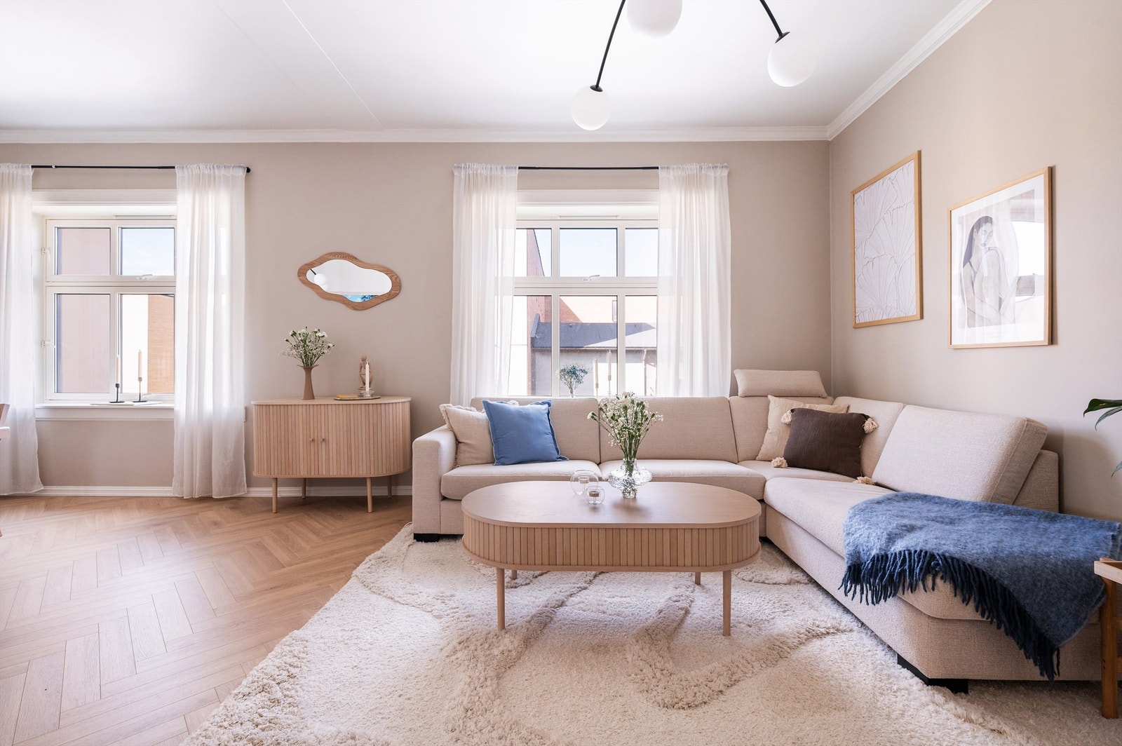 Det er store vindusflater som slipper inn rikelig med lys og luft. Galleribilde