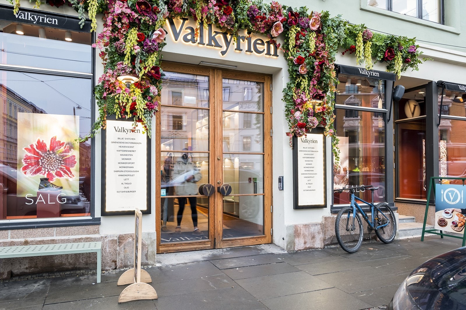 På Valkyrien plass arrangeres jevnlig populære Bondens Marked. Vinmonopolet finner du i Valkyrien Senter som også har diverse moteforretninger og egen mathall i kjelleren. Galleribilde