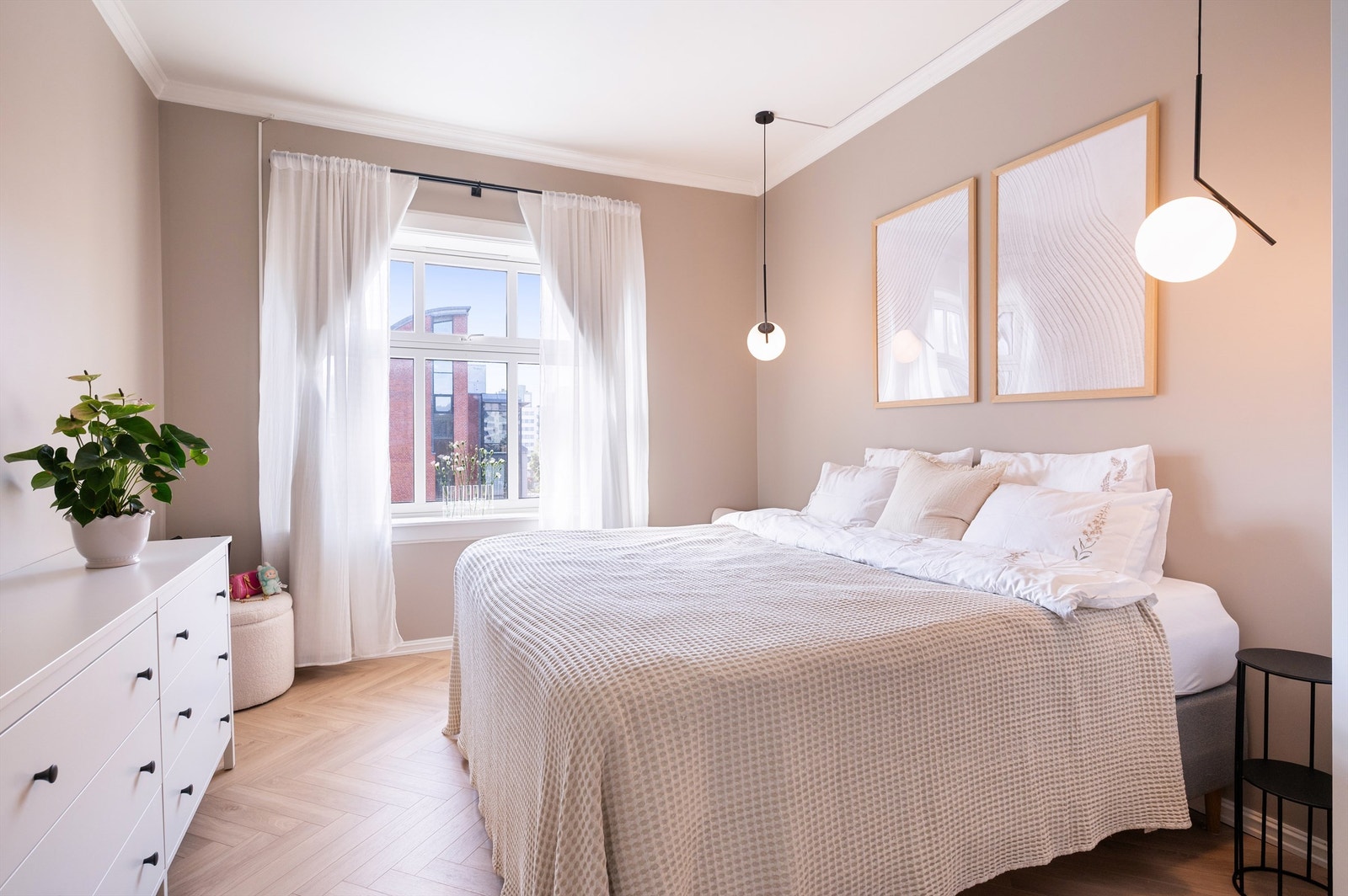 Rommet er holdt i duse og behagelige nyanser - perfekt for soverommet! Galleribilde