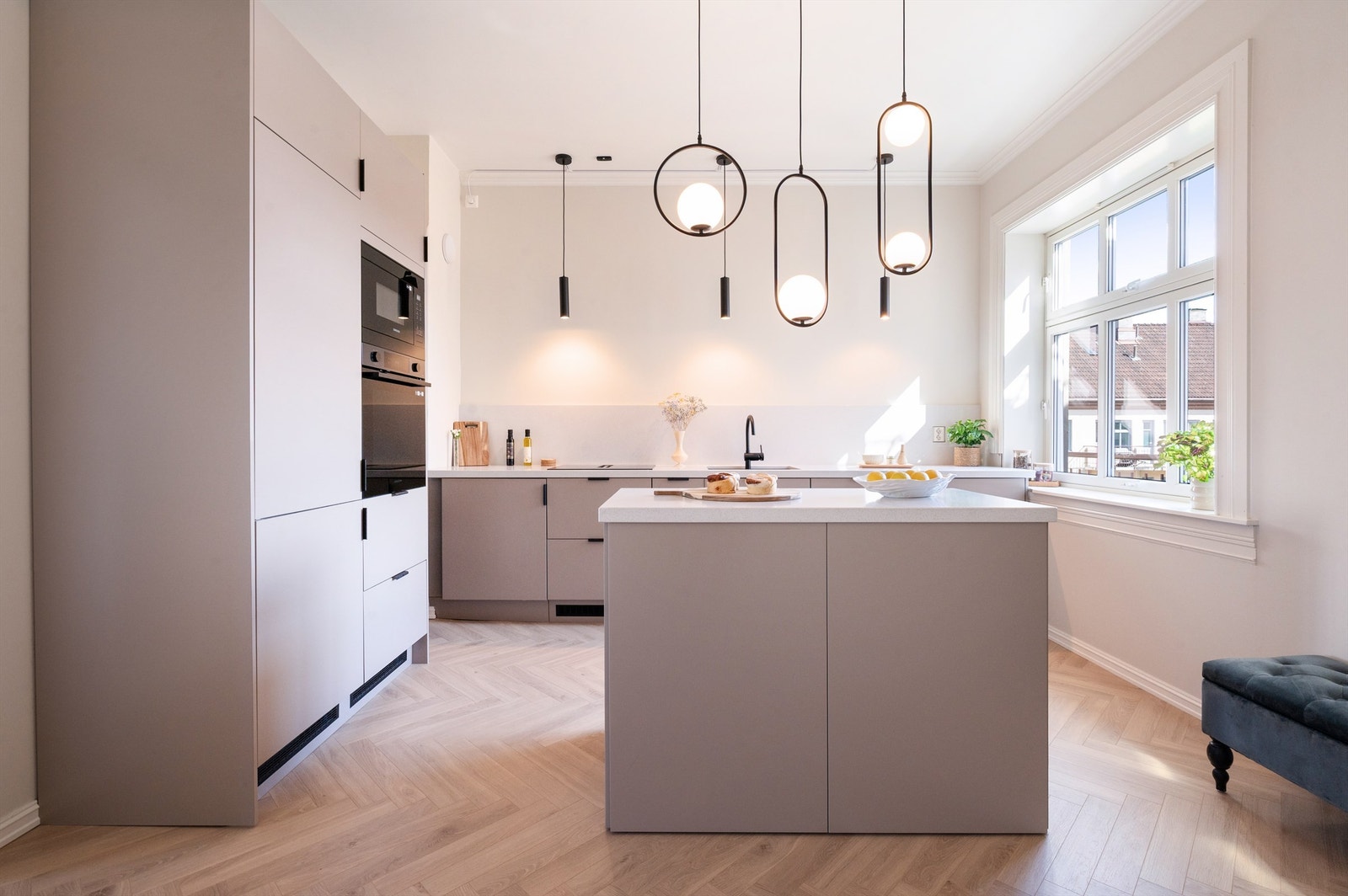 Moderne og funksjonelt kjøkken fra Epoq. For mange er kjøkkenet det viktigste rommet i boligen. Her er kjøkkenet holdt i en praktisk separat løsning der du får en fin sone for matlagingen. Galleribilde