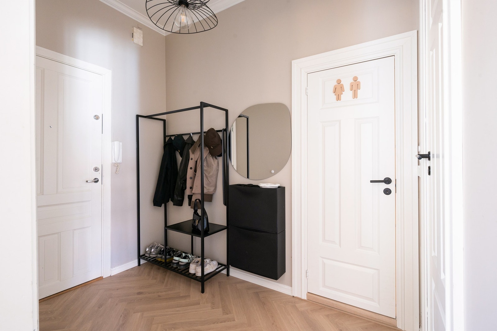 Velkommen inn! Lys og innbydende entré med plass for oppbevaring av yttertøy og sko. Galleribilde