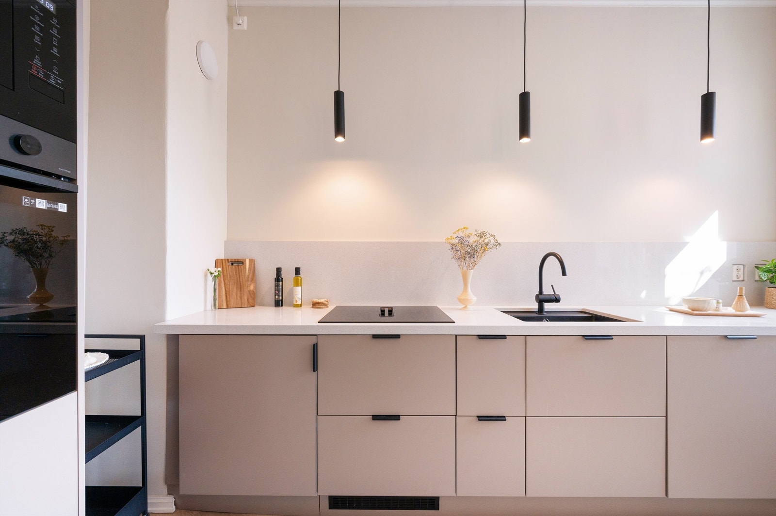 Kjøkkeninnredningen er av glatte fronter og benkeplate i solid stein med underlimt vaskekum. Hvitevarene er sømløst integrert i innredningen. Galleribilde