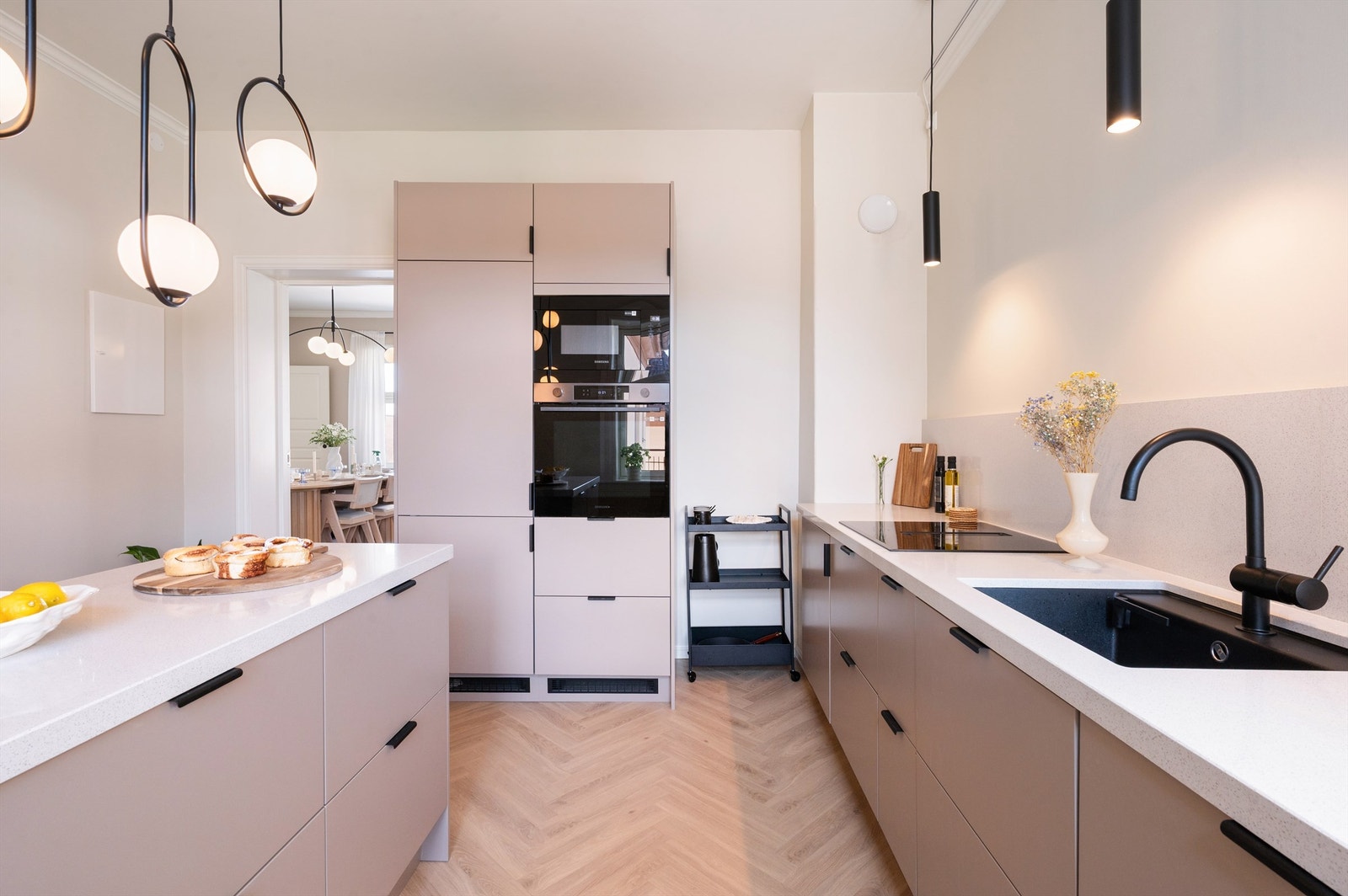 Det er rikelig med oppbevaringsplass i både skuffer og skap. Den gode benkeplassen gjør matlagingen enkel. Galleribilde