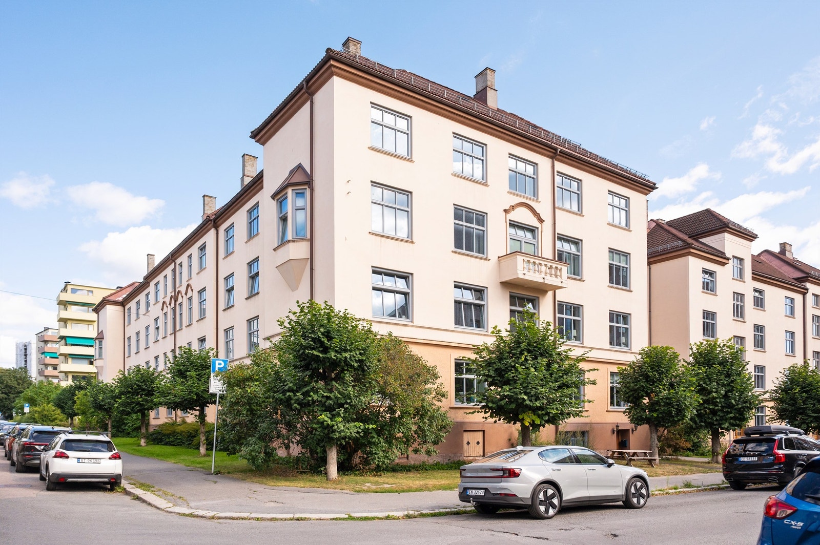 Leiligheten ligger i et urbant, populært og meget sentralt boligområde på Majorstuen i Oslo. Galleribilde