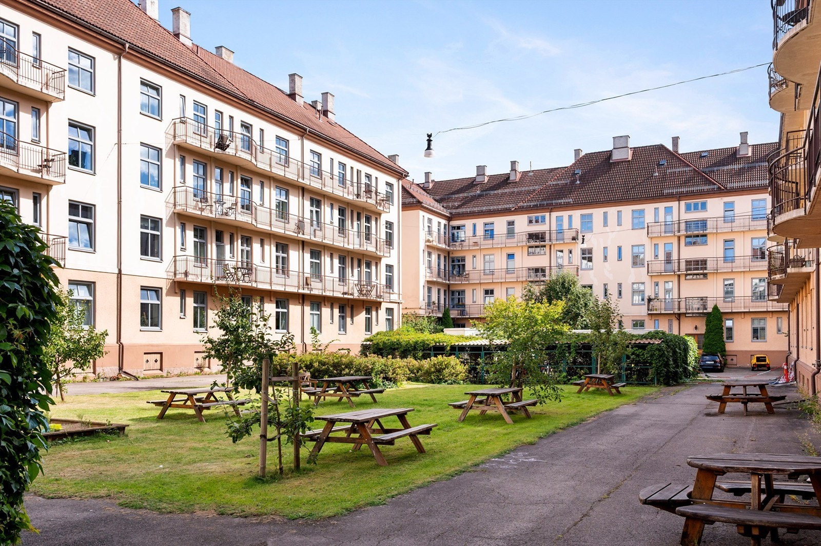 Fellesområdene er pent opparbeidet med grøntområder og en rekke sittegrupper. Galleribilde