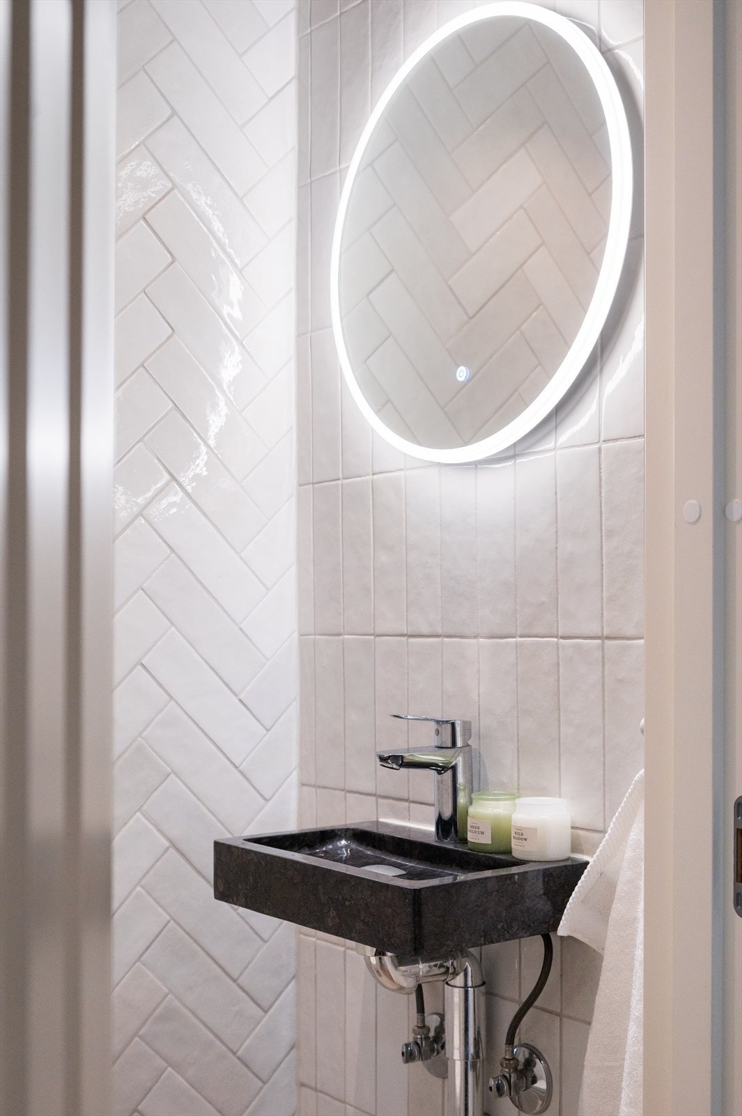 Rommet er innredet med servant og vegghengt klosett. Galleribilde