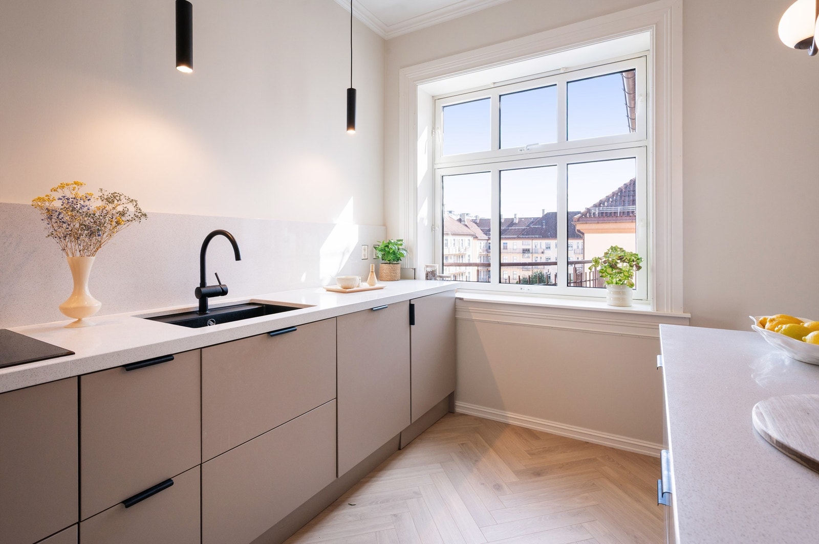 Flott og generøs benkeplass gir deg armslag når det skal kokkeleres. Kjøkkenet har også en praktisk kjøkkenøy! Perfekt sted å nyte frokosten eller en matbit på kvelden. Galleribilde