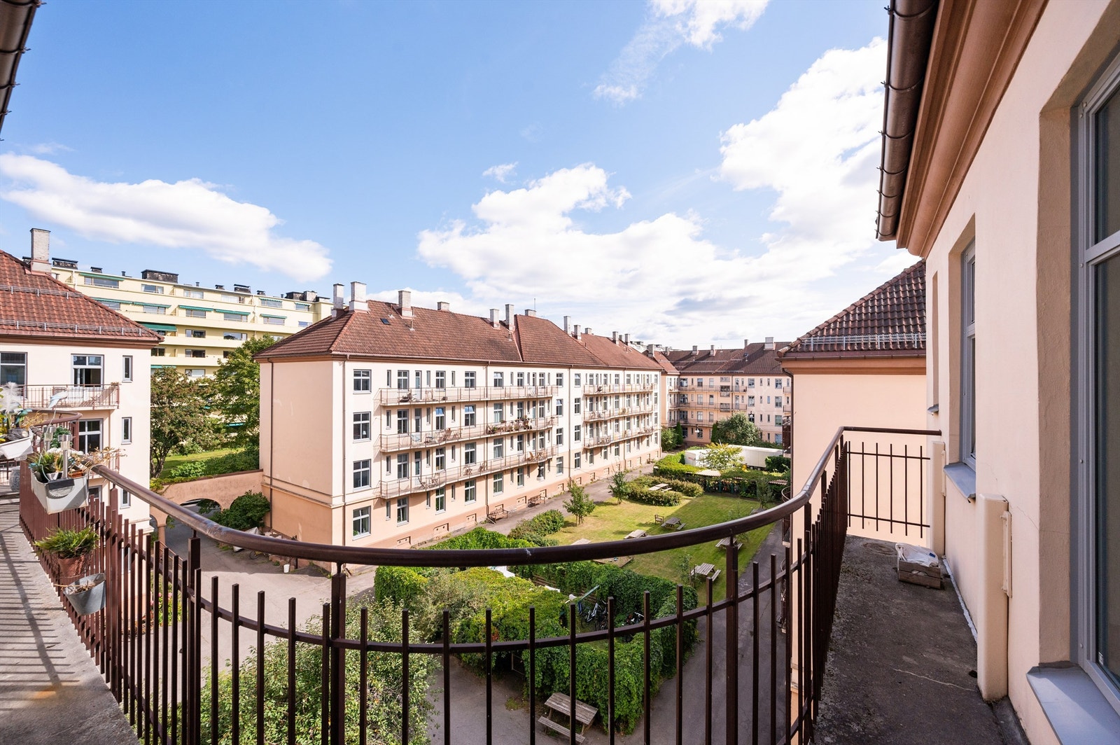 Fra entréen kommer du ut til en felles brannbalkong med herlig utsyn mot fellesområder. Galleribilde