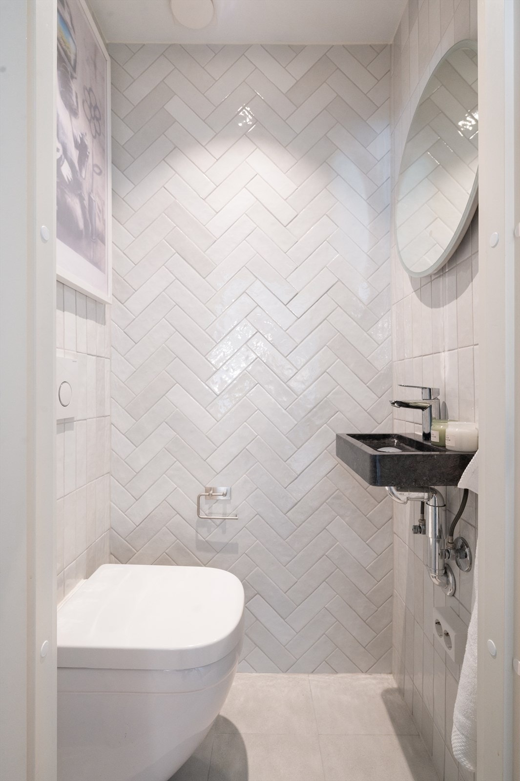 Leiligheten har også en praktisk separat toalettrom. Her er det flislagt på gulv og vegger med varme i gulvet. Galleribilde