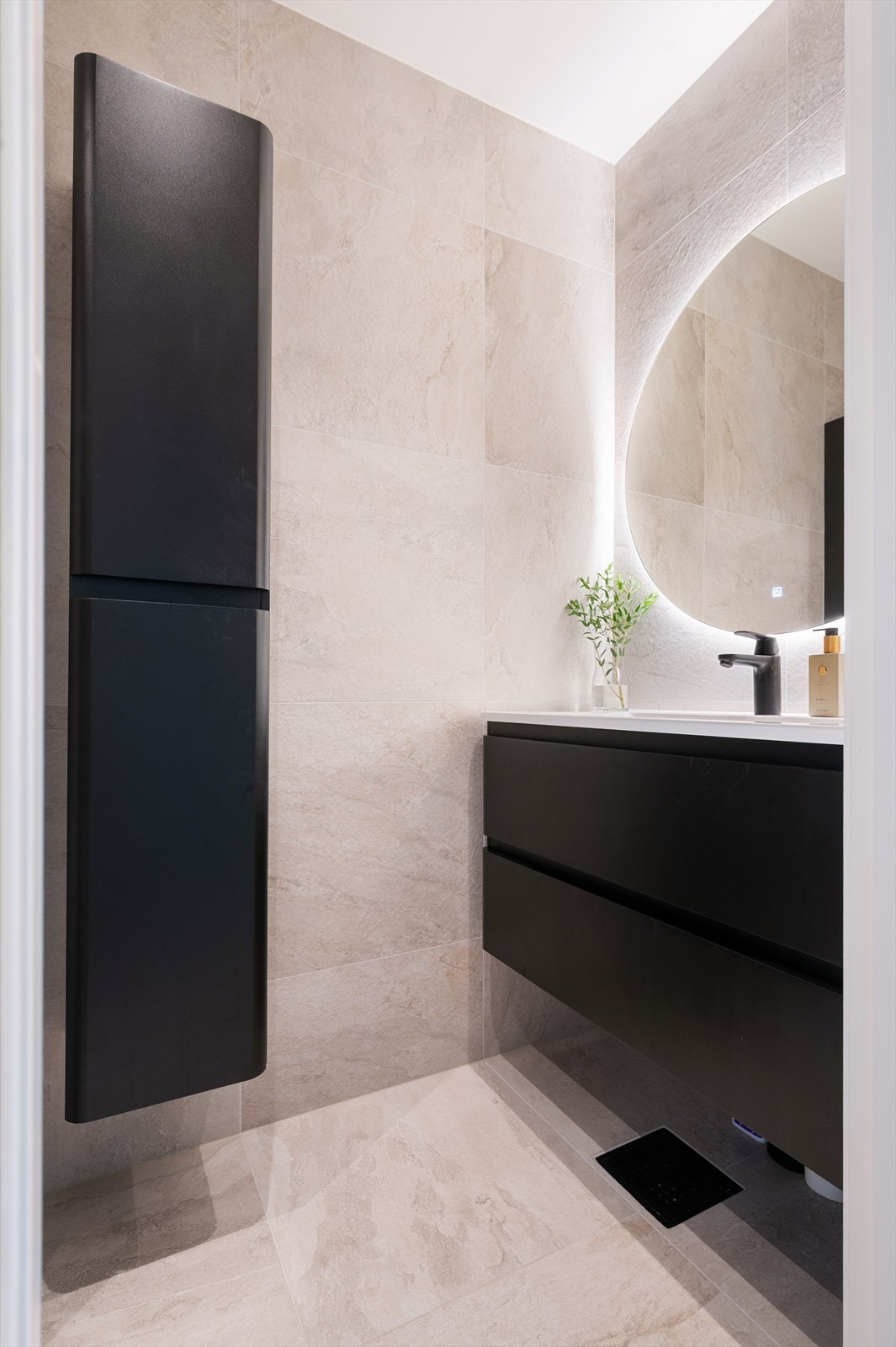 Lekkert bad, totalrenovert i 2024. Badet er delikat flislagt på gulv og vegger. Varme i gulvet sørger for en behagelig start på dagen. Galleribilde