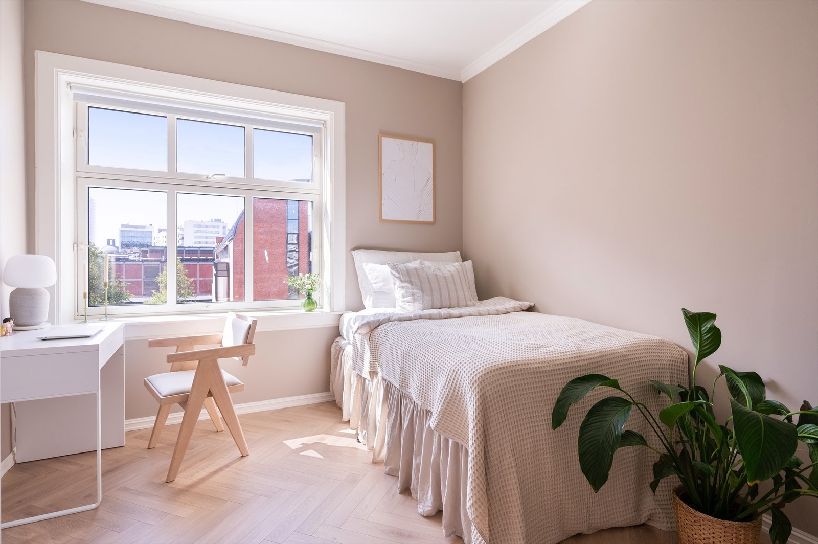 Leilighetens andre soverom er også av god størrelse og passer ypperlig som barnerom, gjesterom eller kontor. Galleribilde