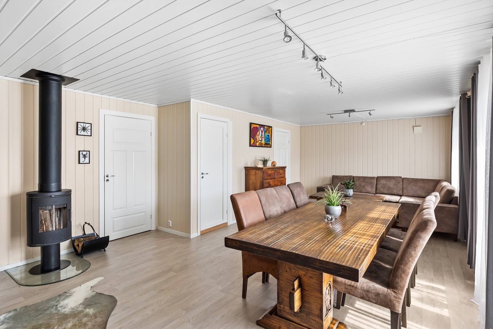 Boligen har en romslig stue med vedovn som varmer godt de dager kulden kommer krypende. Galleribilde