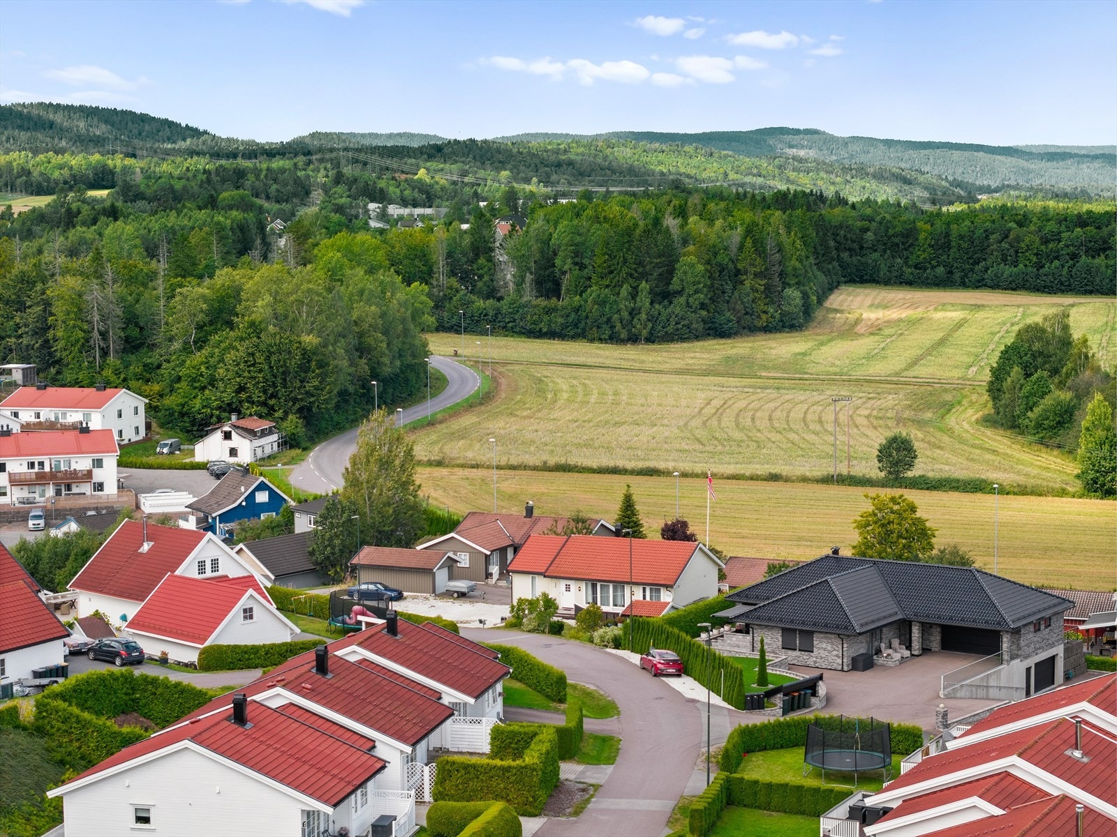 Området er ideelt for deg som liker friluftsliv, bærplukking, ski- og sykkelturer eller bare ønsker å nyte den rolige stemningen. Galleribilde