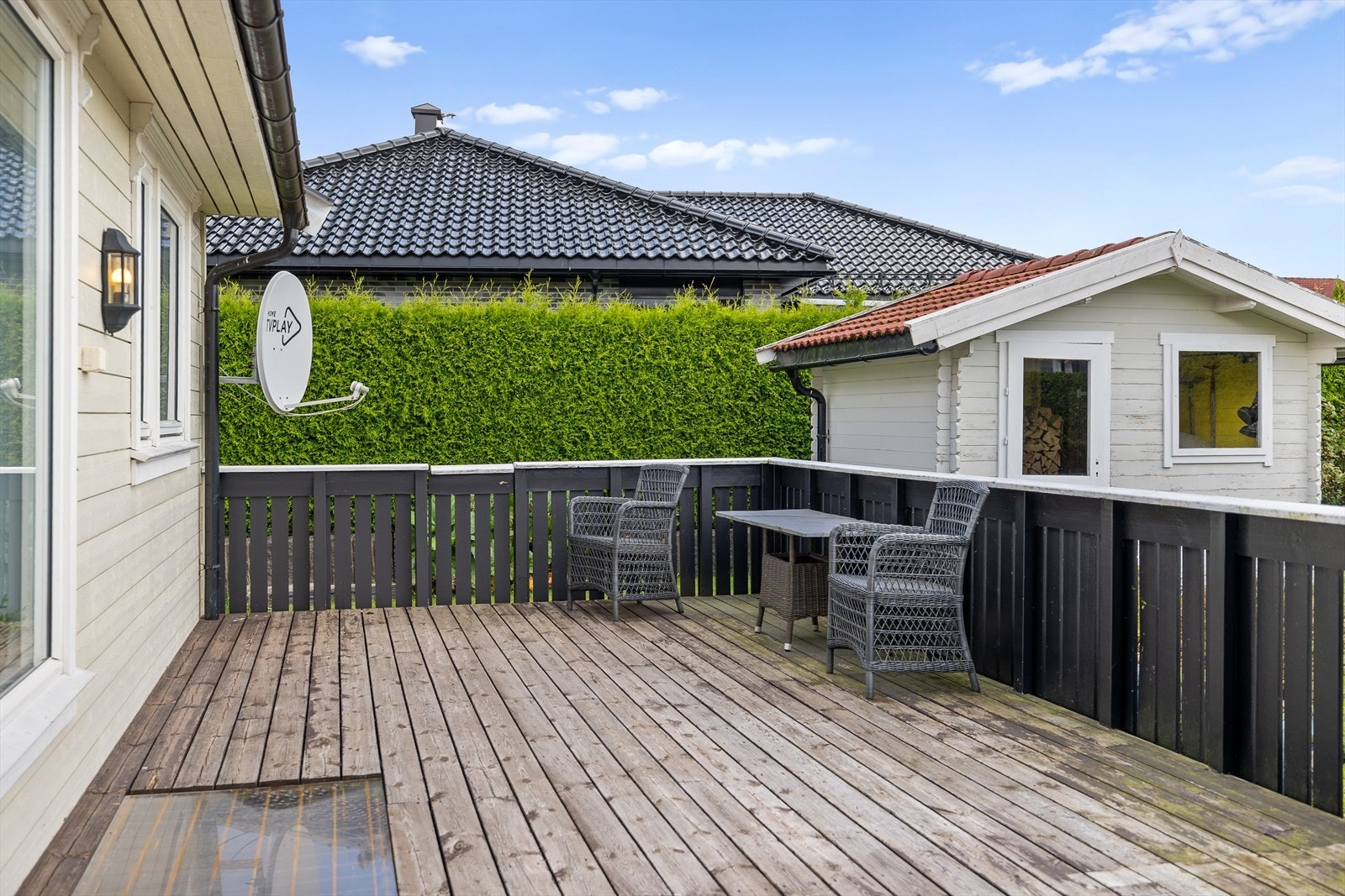 Koselig uteplass hvor man kan nyte lange sommerdager. Galleribilde