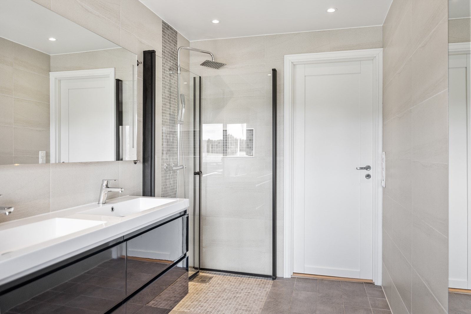 Badet er stort og romslig med varmekabler i gulv. Galleribilde