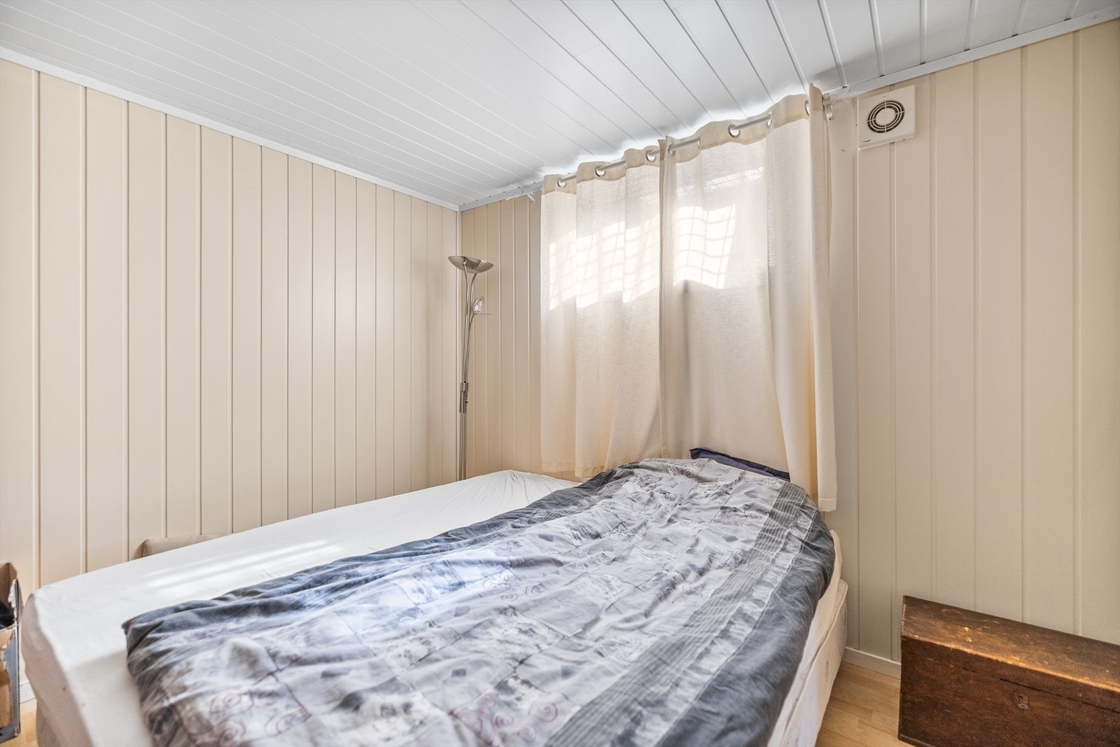 Soverommet i leiligheten. (merk: vinduet tilfredsstiller ikke dagens krav til størrelse/rømningsvei) Galleribilde