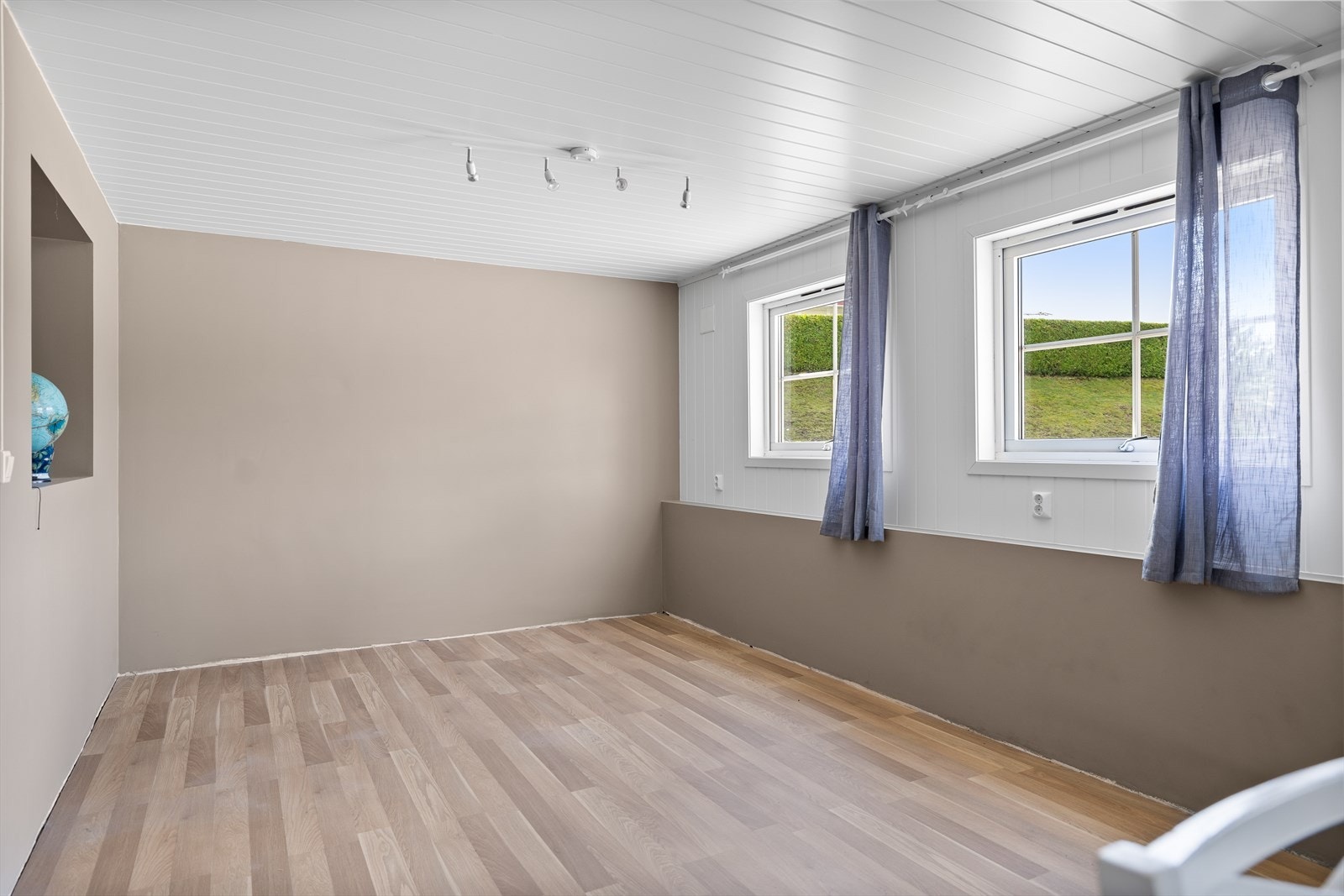 Stue 2 i hybelen med fine møbleringsmuligheter. Galleribilde