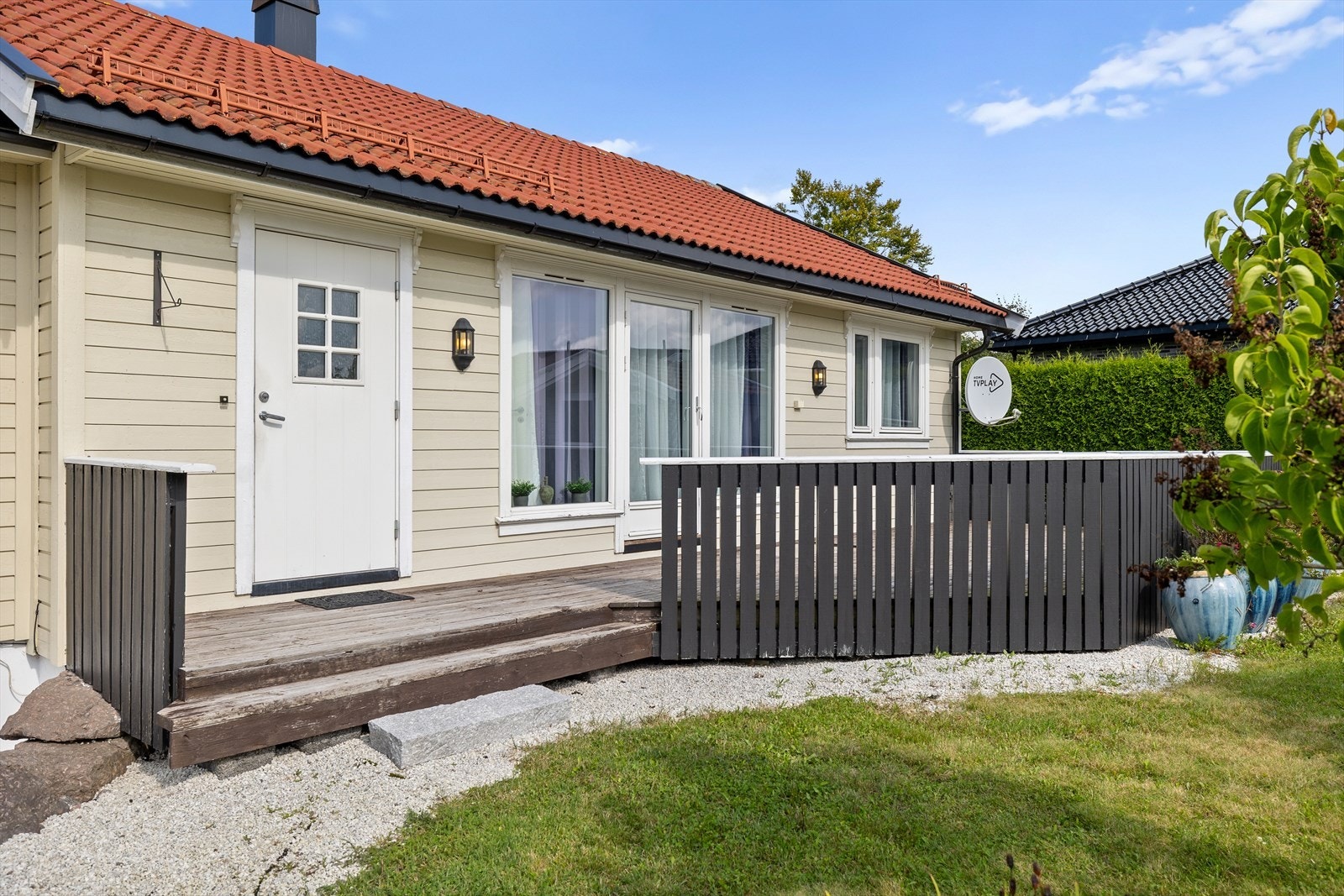 Inngangspartiet til hoveddelen med stor terrasse utenfor. Galleribilde