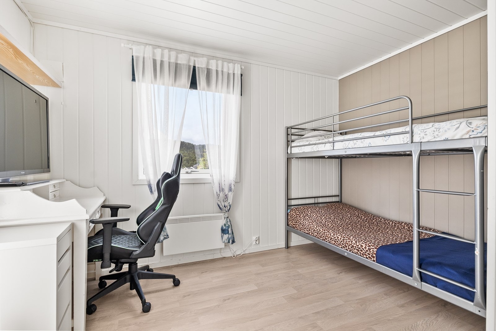 Soverom 2 med fin plass til seng, skrivebord og nattbord. Galleribilde