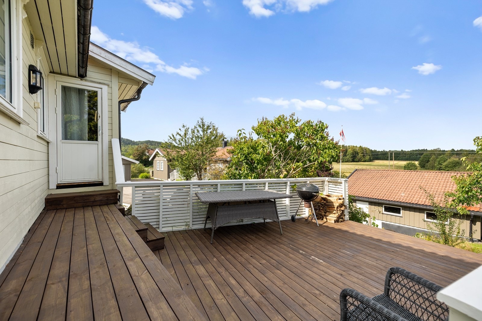 Fin uteplass fra soverommet, bak huset. Her stod det tidligere en badstue utenfor gjerdet. Galleribilde