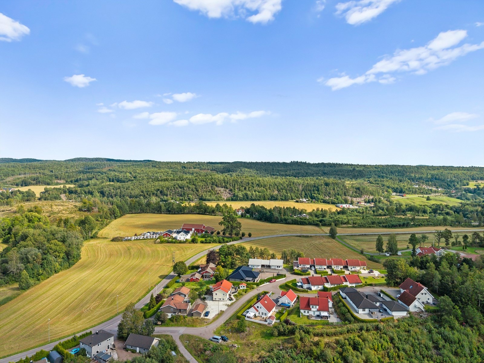 Eiendommen ligger lunt til i et område kjent for sitt trygge bomiljø, og er et ypperlig sted for både barnefamilier, eldre og alle som ønsker seg en rolig og oversiktlig hverdag. Galleribilde