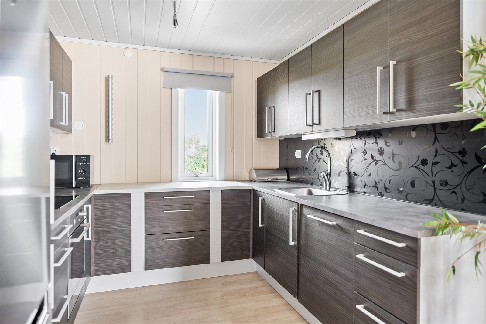 Det er integrert komfyr, platetopp (2013) og oppvaskmaskin. Det er kjøkkenventilator med kullfilter. Galleribilde