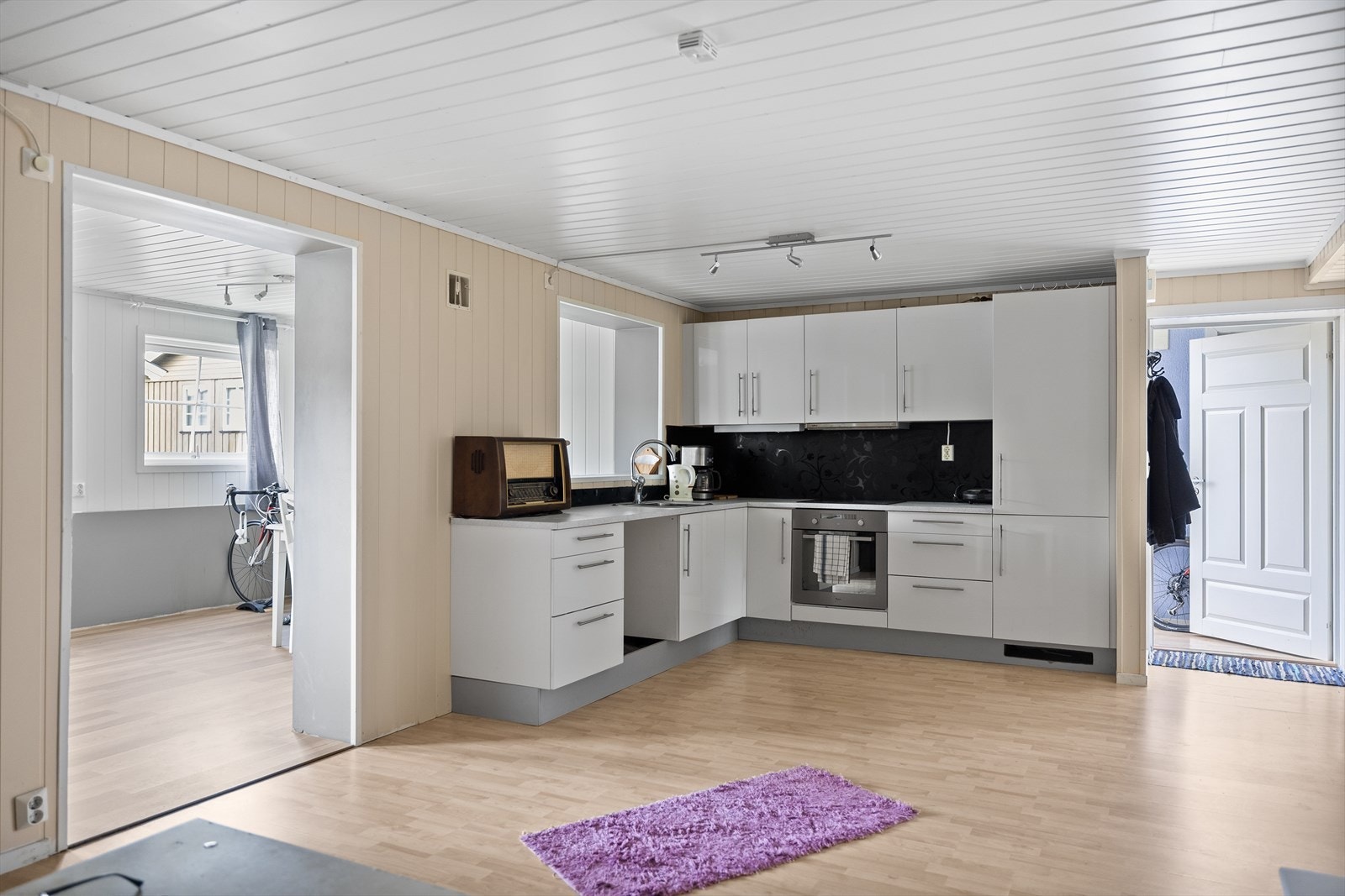 Kjøkkenkrok i hybelen og den ekstra store stuen ses til venstre. Inngangspartiet ses til høyre. Galleribilde