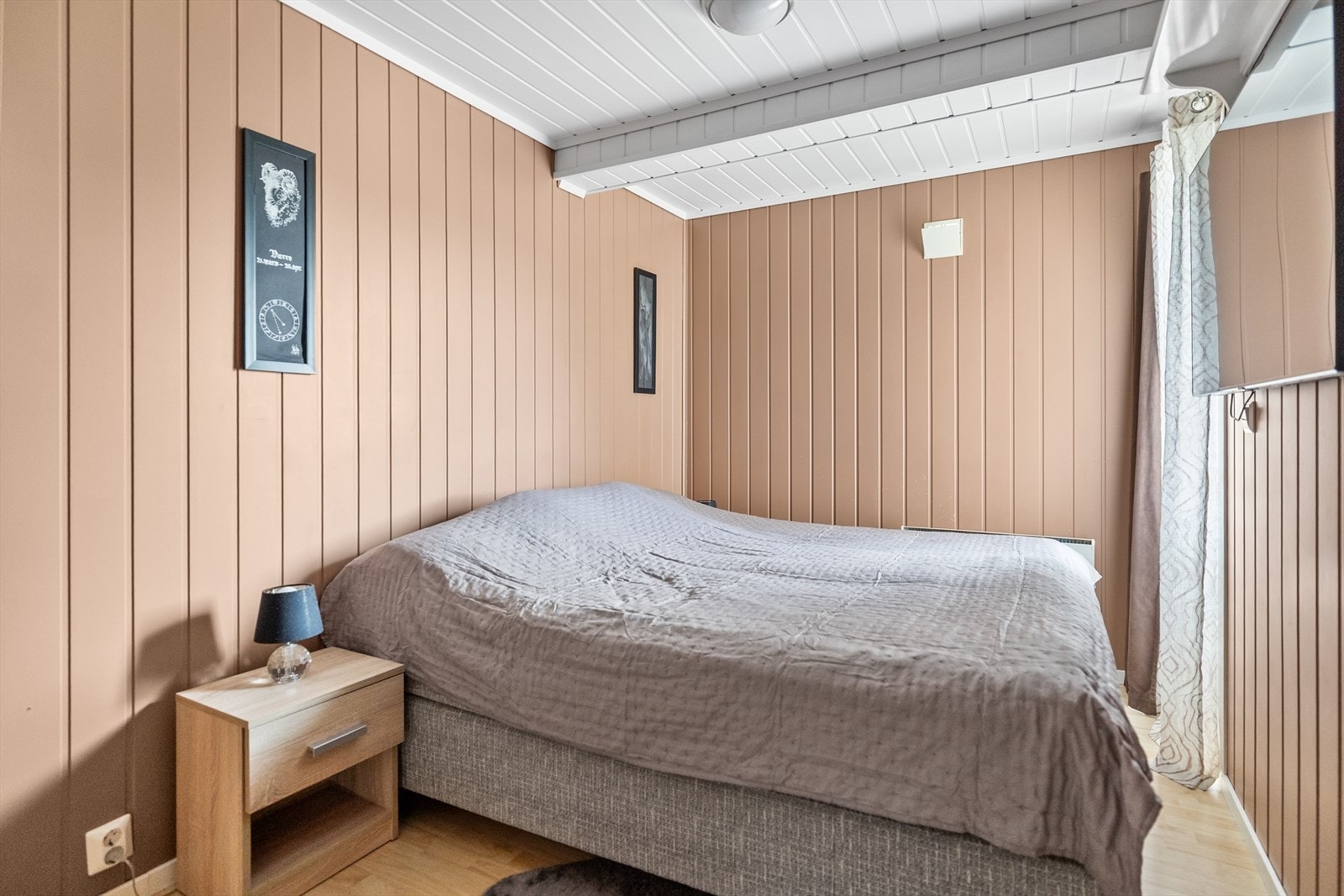 Hovedsoverommet med utgang til veranda på baksiden av boligen. Galleribilde