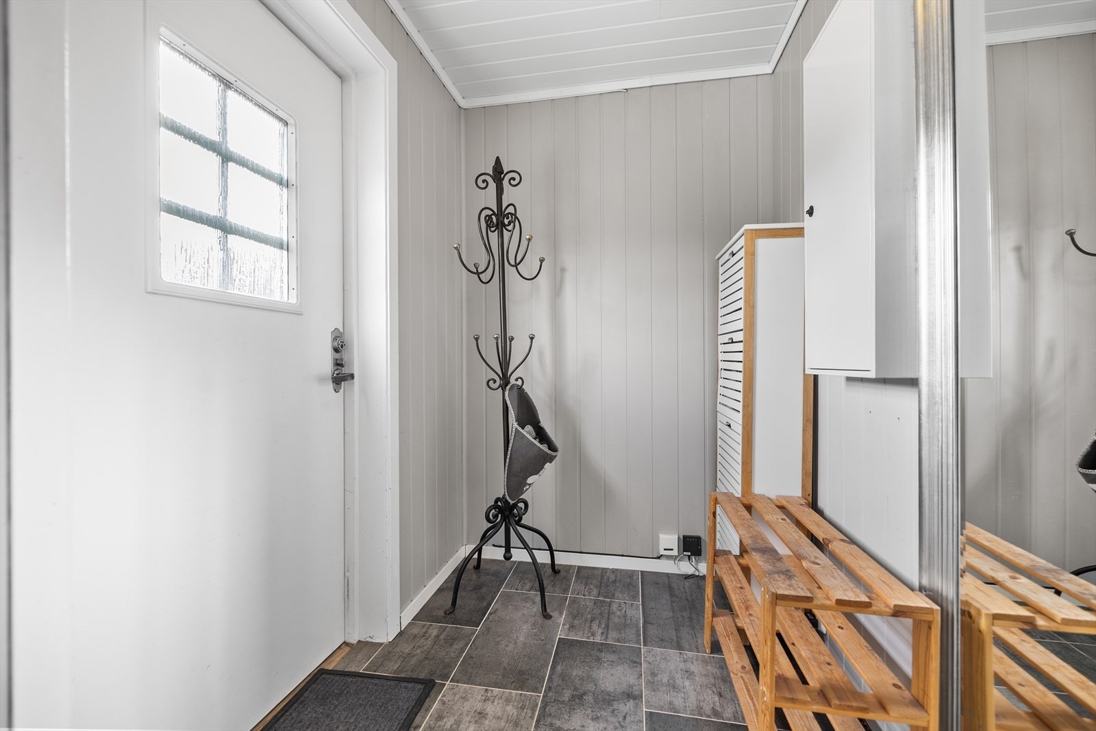 Gangen til hovedbolig med varmekabler i gulv. Galleribilde