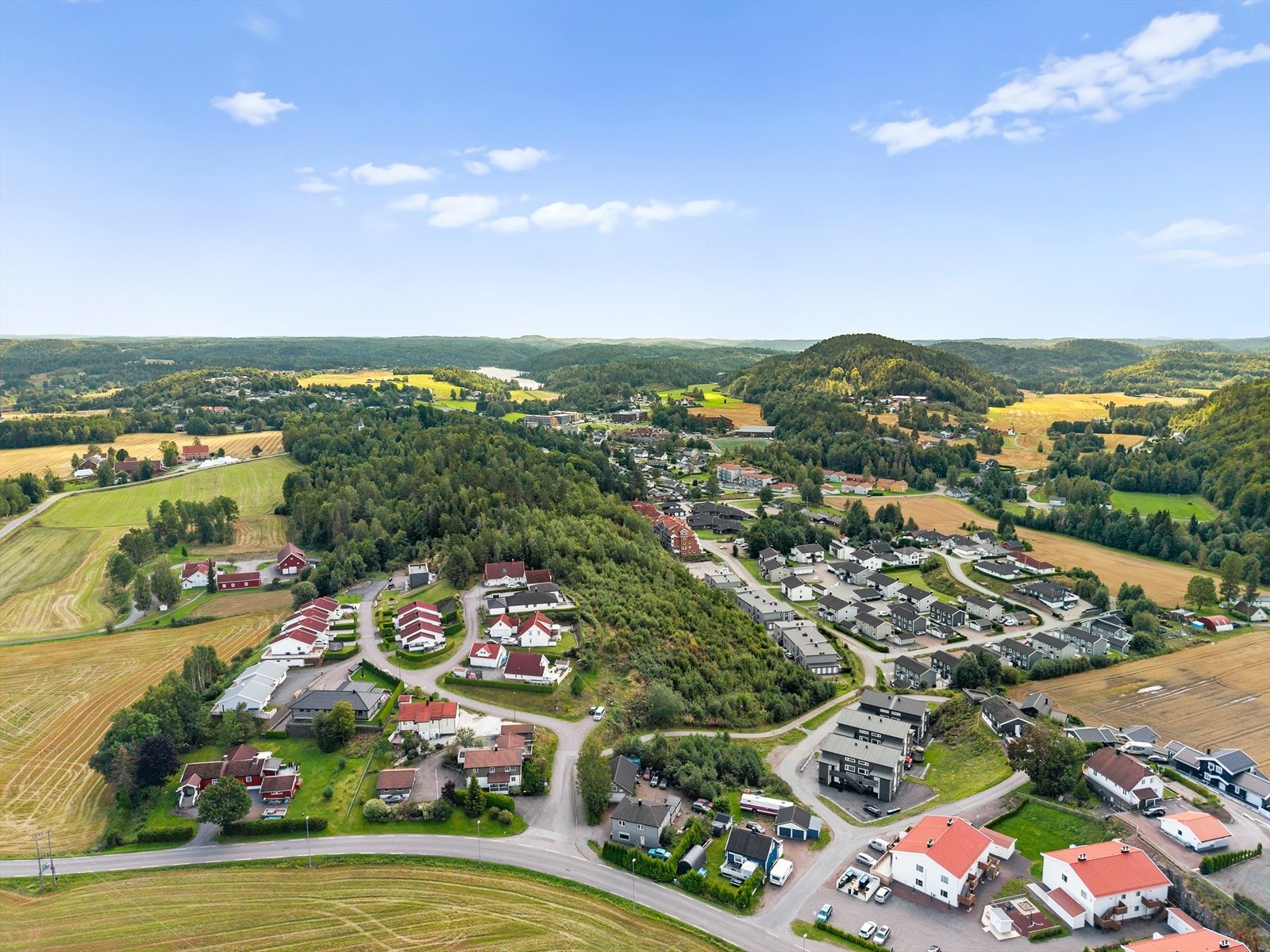 Området byr på flotte naturopplevelser året rundt, med flere turstier, lysløyper, skogsområder og vann i nærheten. Galleribilde