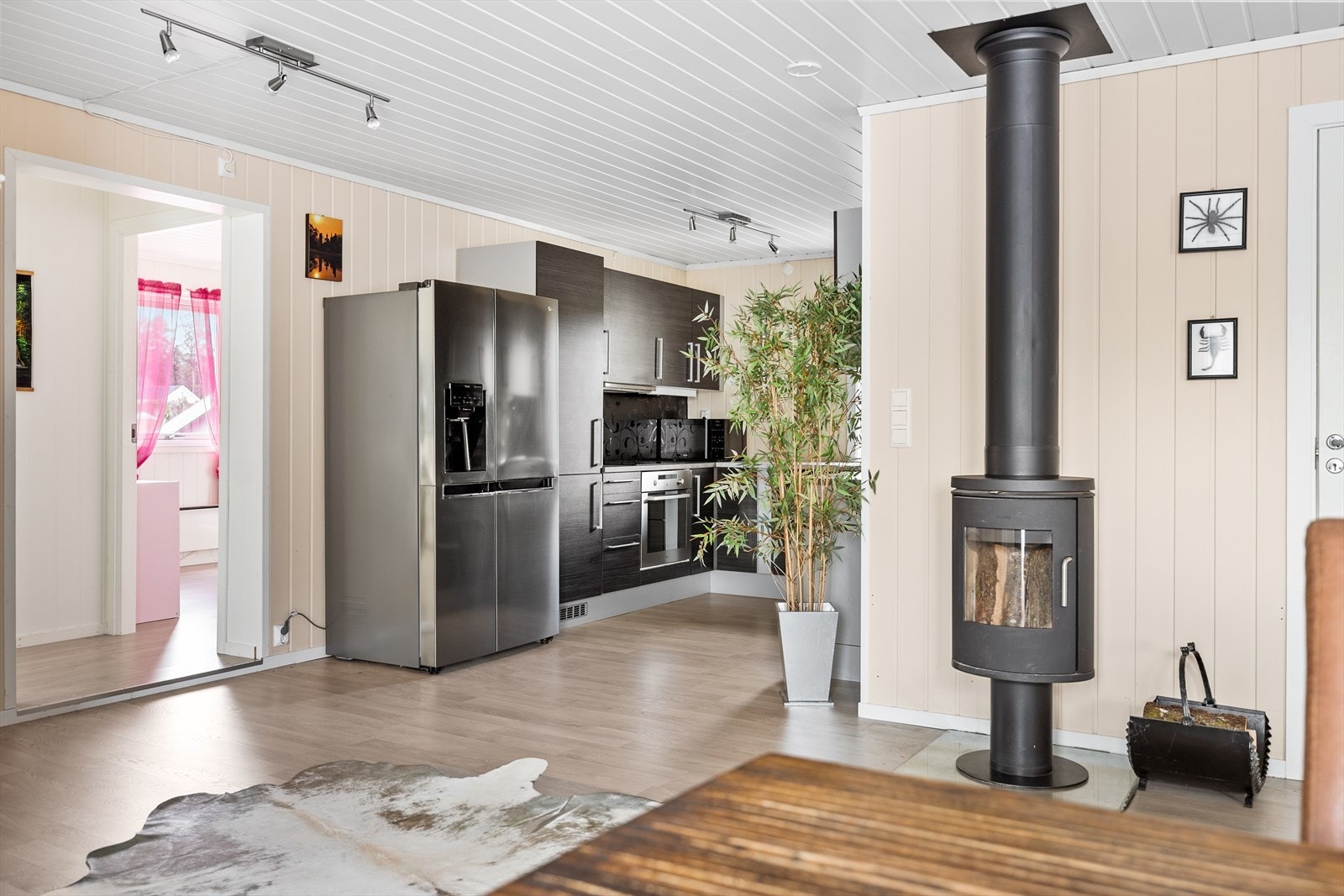 Her har man en åpen stue kjøkken løsning som gir et romslig inntrykk. Galleribilde