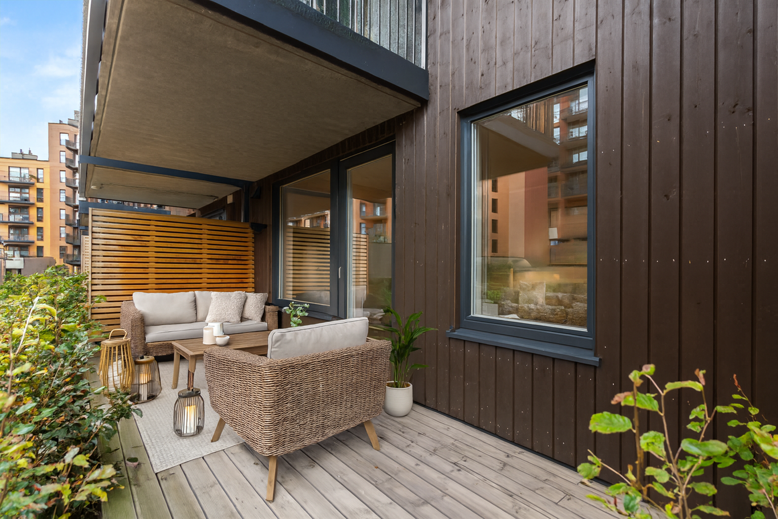 Terrassen er på 10 kvm og vender mot syd. Her er det med andre ord gode muligheter for å innrede med en hyggelig sittegruppe der årets varme dager kan nytes. (Digitalt stylet) Galleribilde