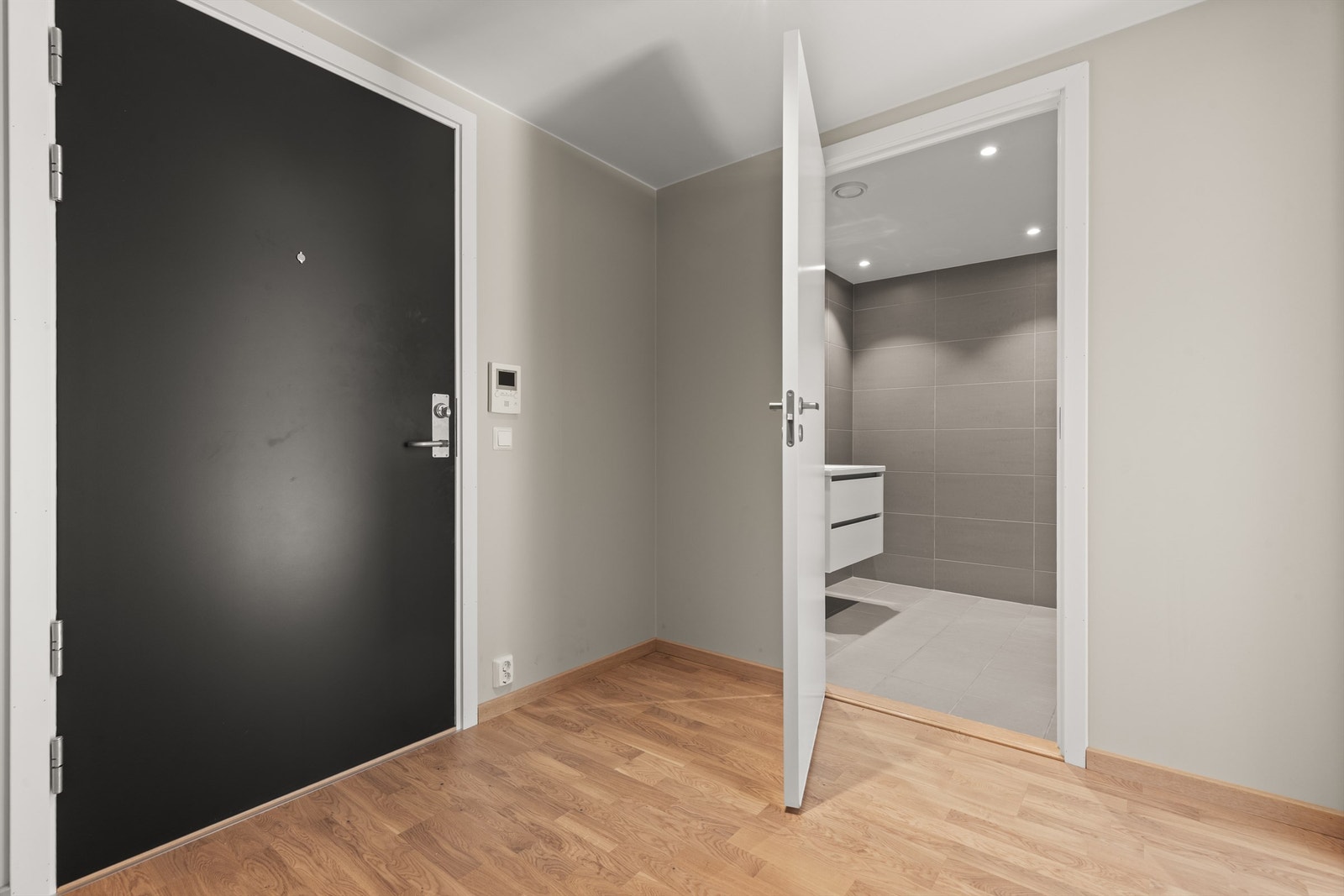 Velkommen inn! Leilighetens entré er lys og innbydende og gir et god førsteinntrykk av boligen. Galleribilde