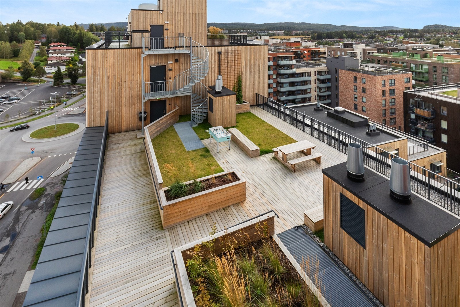Flott felles takterrasse med en rekke sittegrupper der solen kan nytes fra morgen til kveld på årets varme dager. Galleribilde