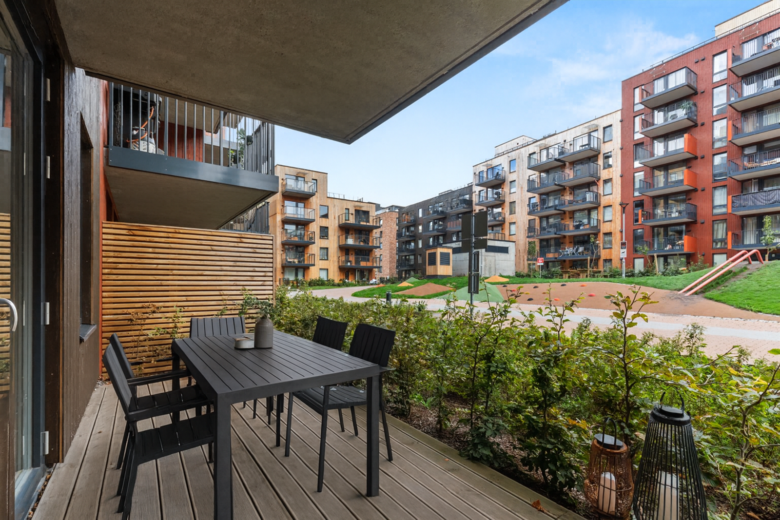 Hyggelig utsyn mot sameiets pent opparbeidede fellesområder. Galleribilde