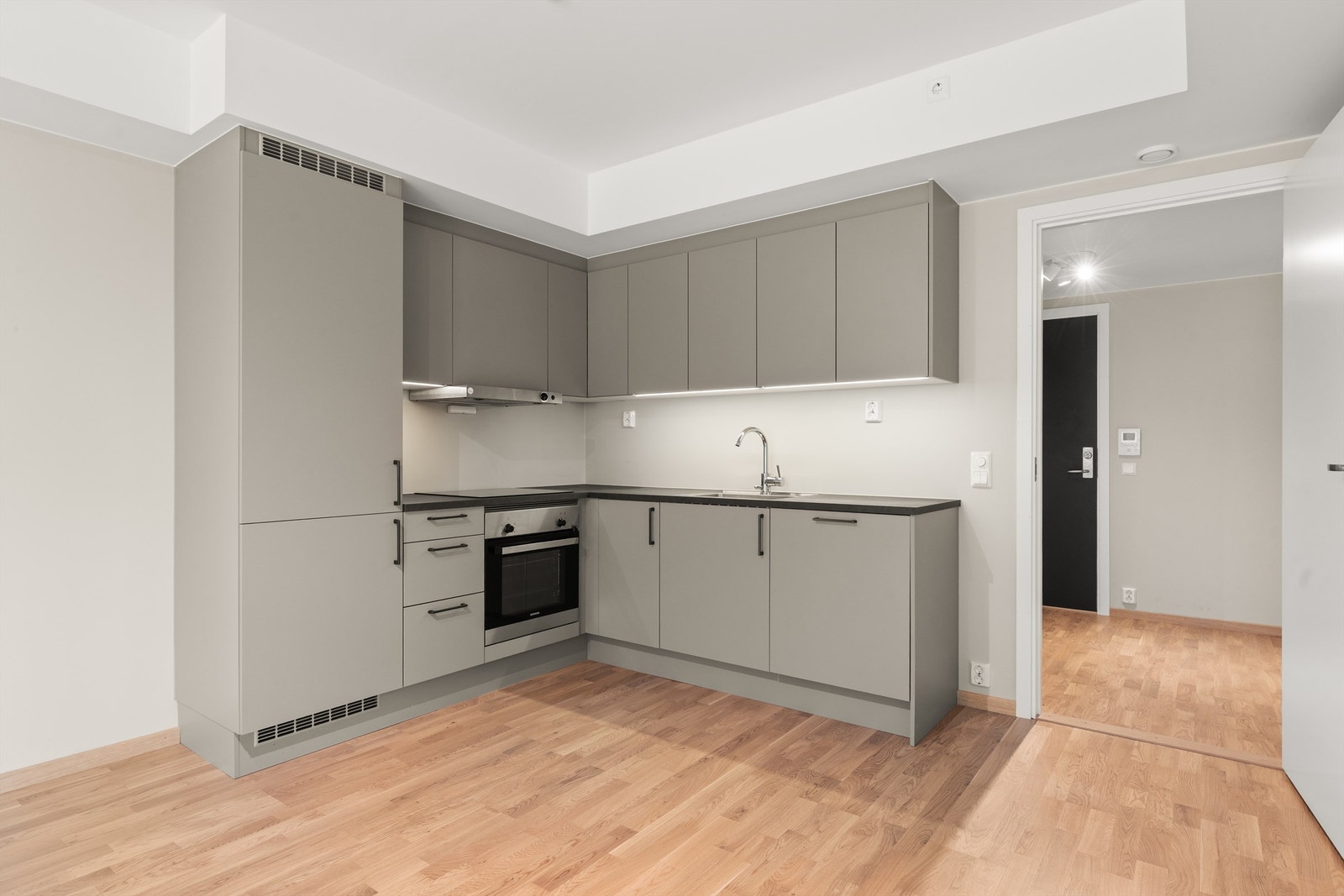 Det er rikelig med oppbevaringsplass i både skuffer og skap. Den gode benkeplassen gjør matlagingen enkel. Galleribilde