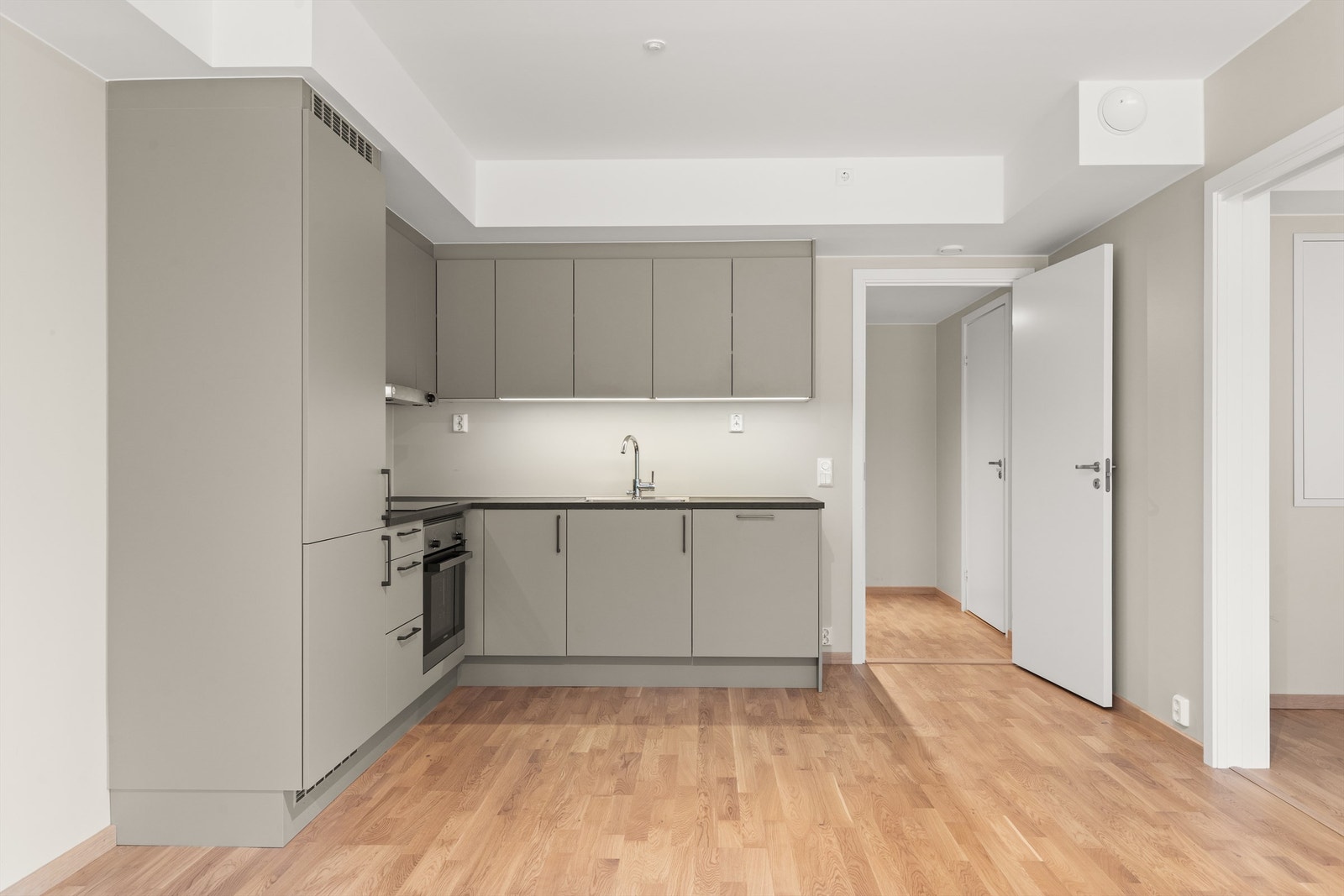 I fin overgang mellom stue og kjøkken er det også plass til å innrede med en spisegruppe der familie kan inviteres på middag. Kjøkkenet er moderne og funksjonelt med hvitevarer fra HTH. Galleribilde