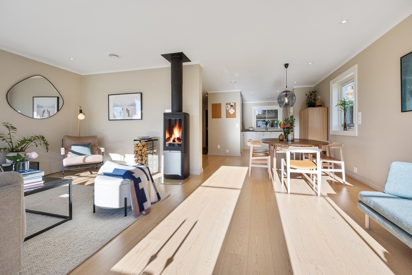 Et lyst 1-stavs parkettgulv er gjennomgående i huset, stilfullt kombinert med en dus fargepalett. Galleribilde