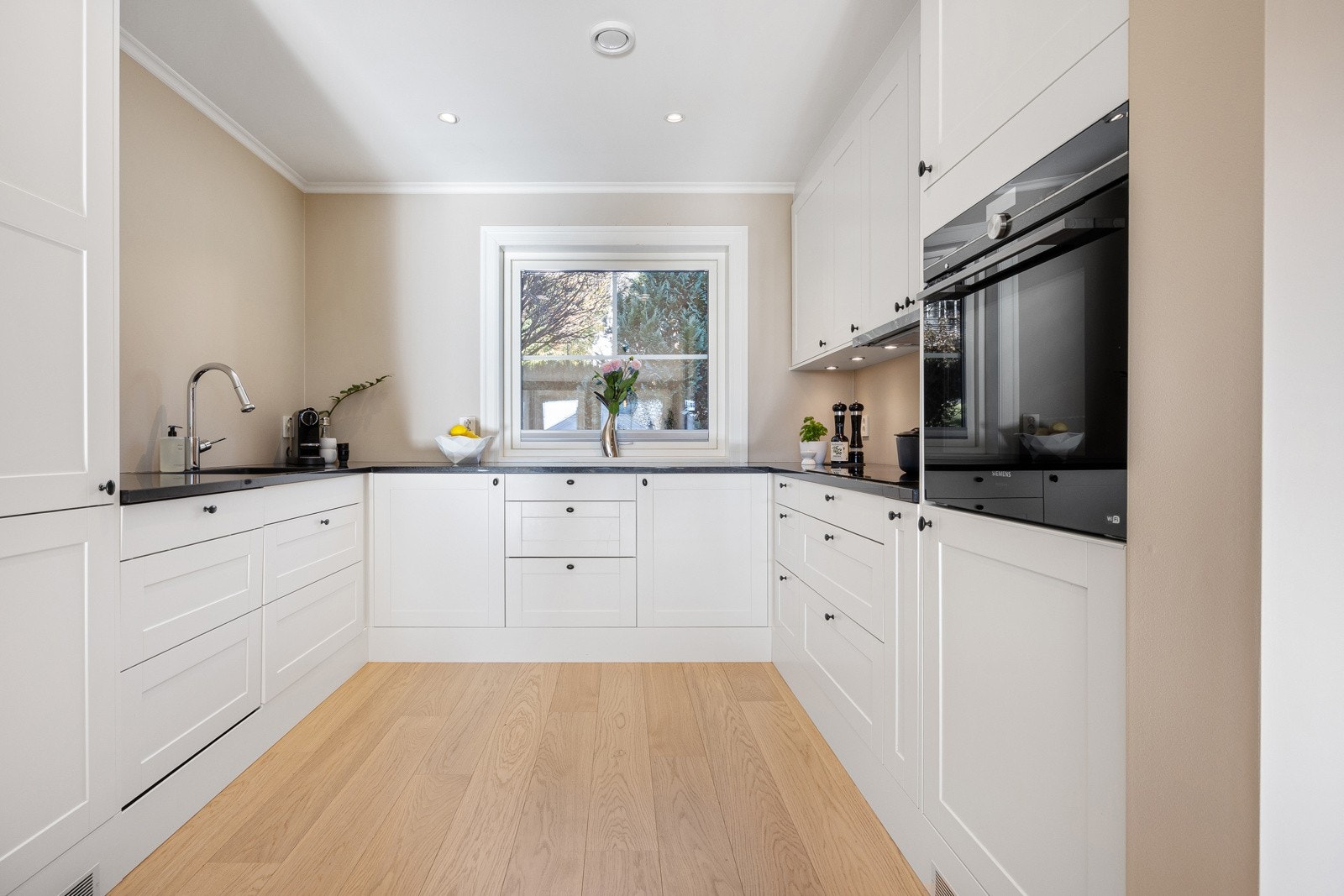 Plassen på kjøkkenet er godt unyttet, med innredningen fra Sigdal oppført i en smart u-form. Galleribilde