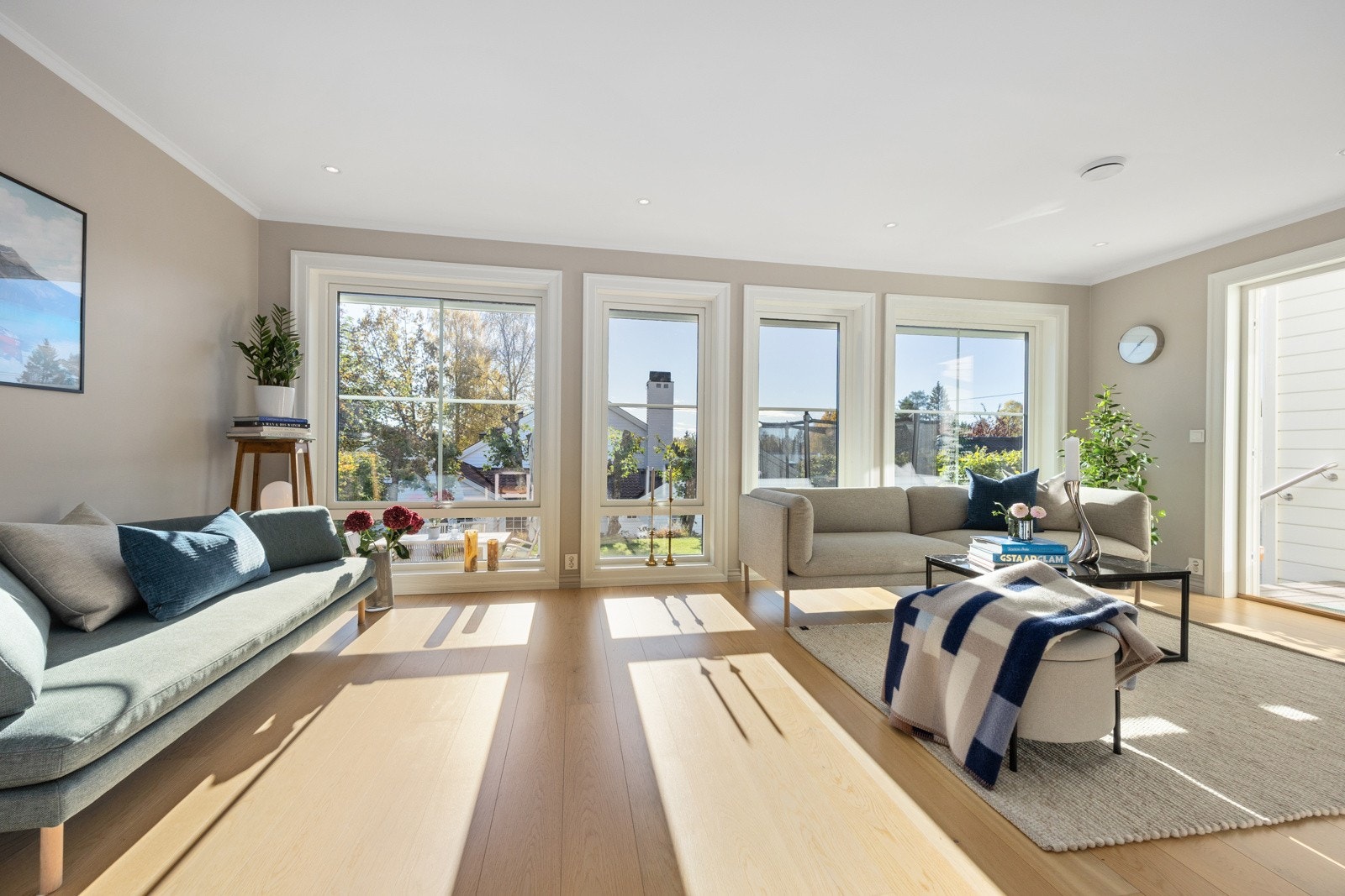 Sammen med kjøkkenet danner stuen et nydelig allrom med klart avdelte soner for familien. Galleribilde