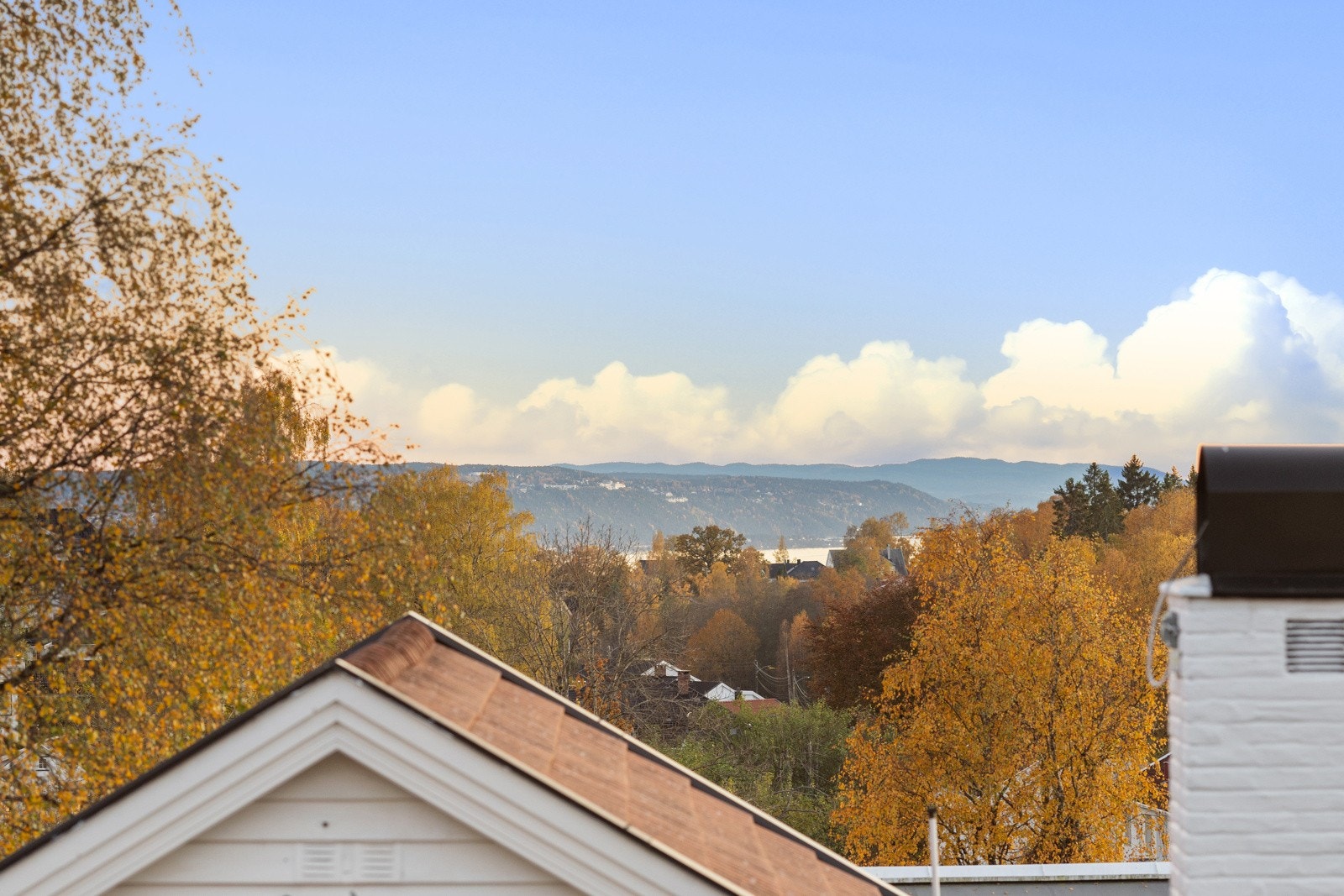 På balkongen skimtes fjorden i det fjerne! Galleribilde