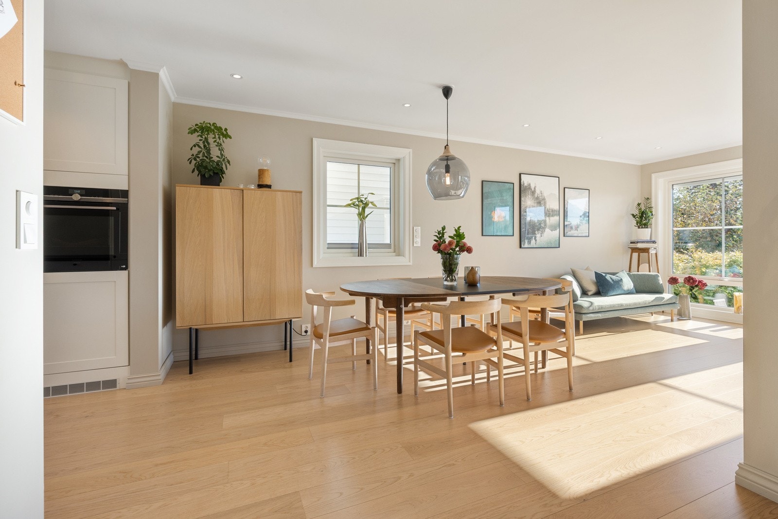 Dagslyset i stuen suppleres ypperlig av downlight i taket. Galleribilde