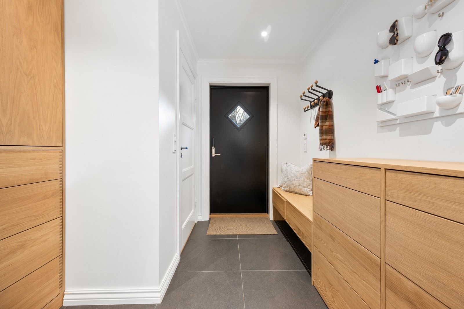 I 2024 ble det satt in to plassbygde garderober; et stort skap med skuffer og en matchende skuffeseksjon med sittebenk. Galleribilde