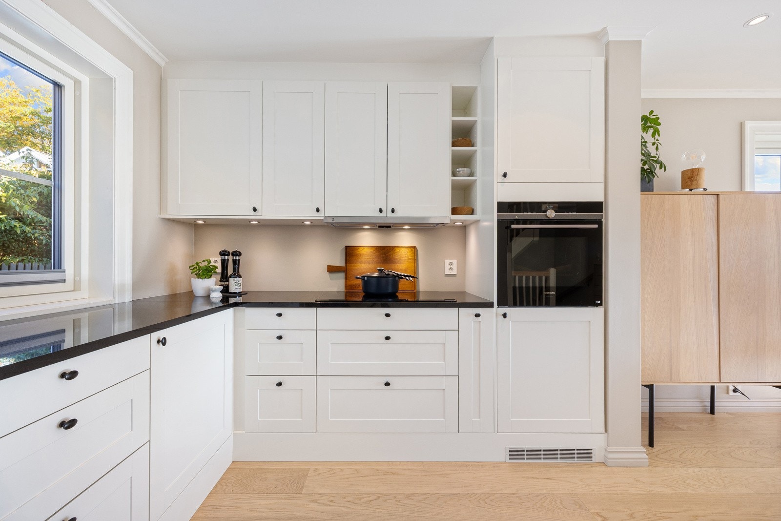 Alle hvitevarene er integrerte, der stekeovnen er praktisk plassert i høyskap. Skapplassen er god, og kjøkkenet har fine arbeidsflater på en lekker benkeplate av granitt. Galleribilde