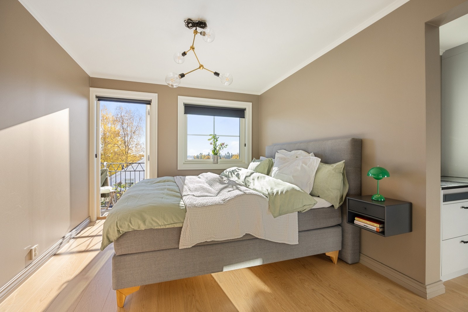 Fire lekre soverom er samlet i 2. etasje, meget praktisk hvis man har små barn. Galleribilde