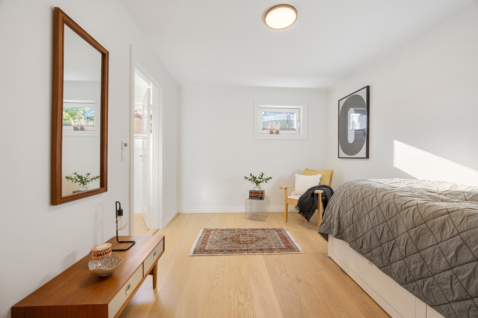 På nederste plan finner man to innredede rom i bruk som kontor og gjesterom. Galleribilde