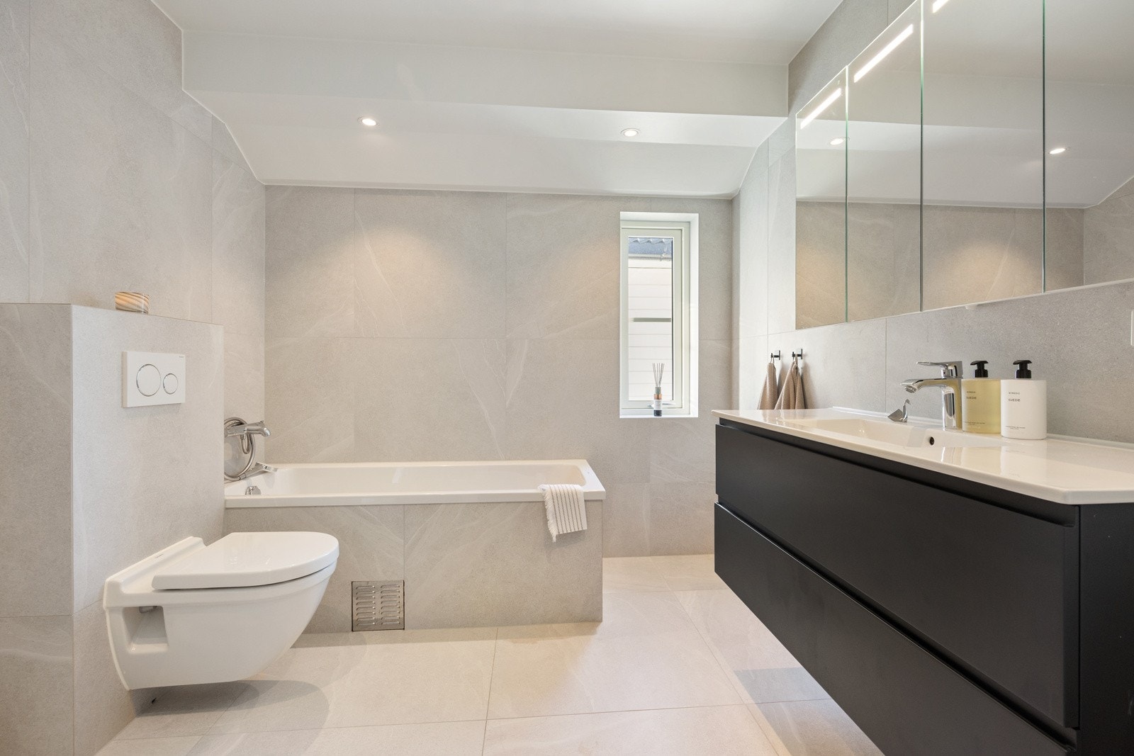 Innredningene oppe gir god plass til oppbevaring av håndklær og hygieneartikler. Galleribilde